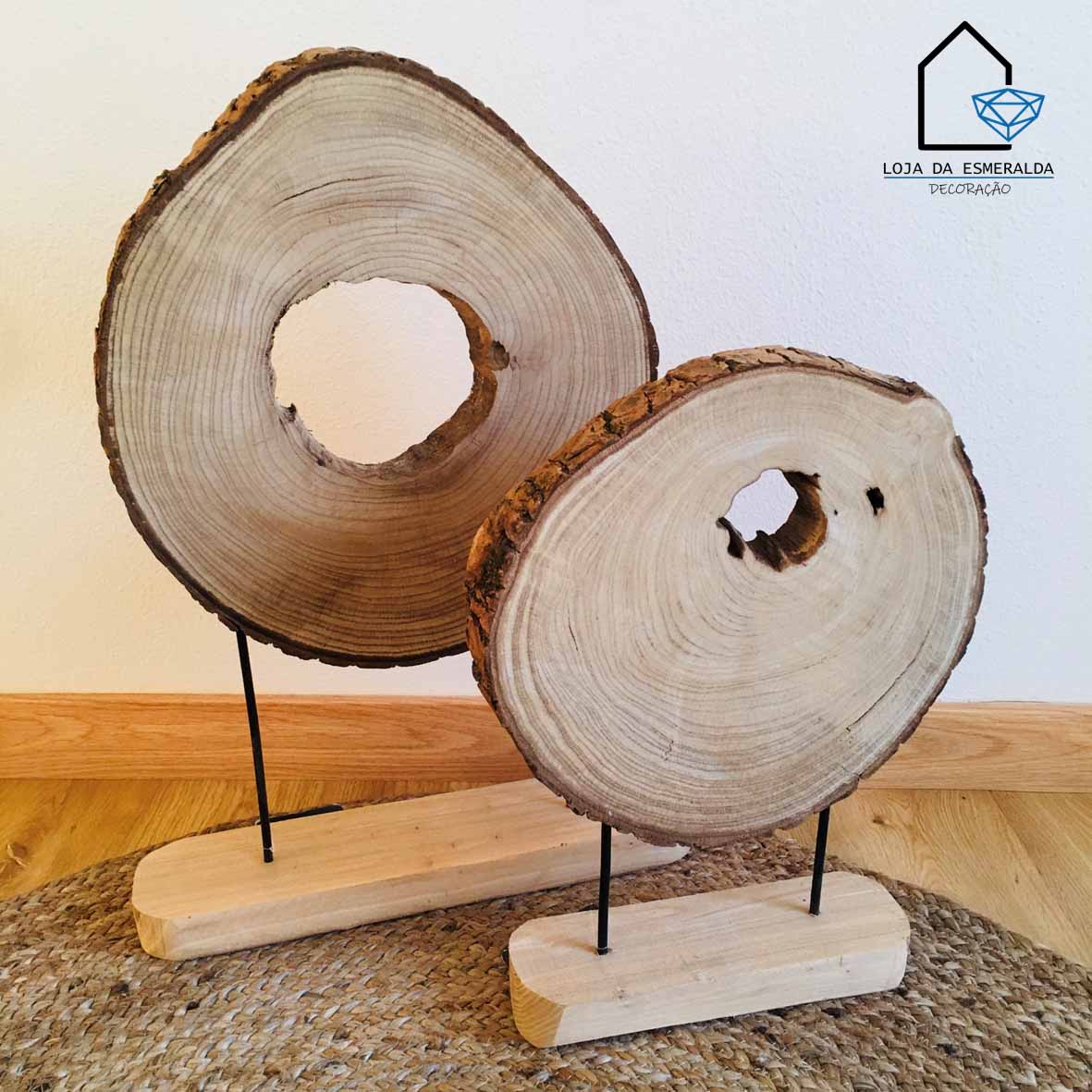 Esculturas decorativas com fatias redondas de madeira em suportes metálicos sobre bases de madeira