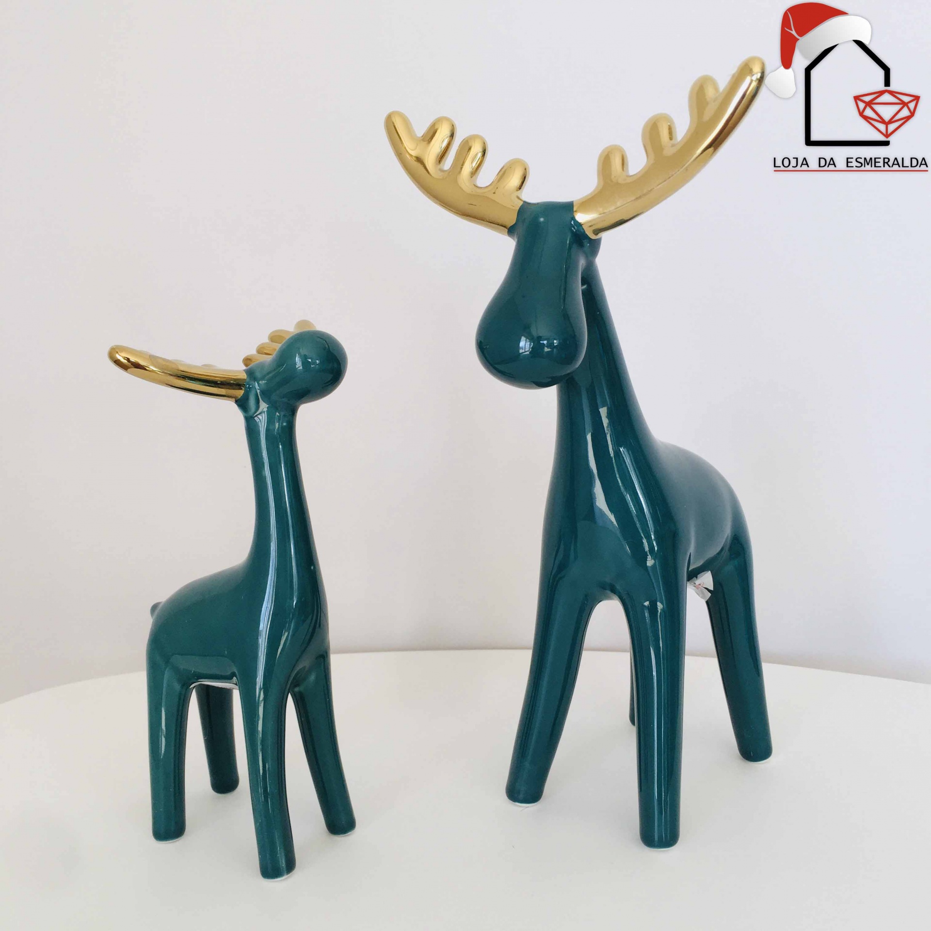 Esculturas de renas em cerâmica verde escuro com galhadas douradas