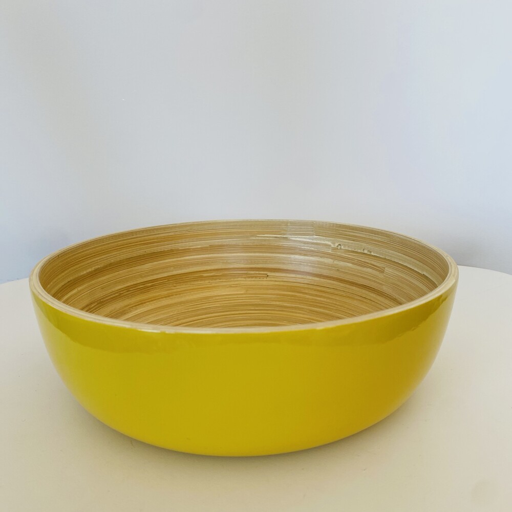 Taça de cozinha redonda amarela com interior de bambu