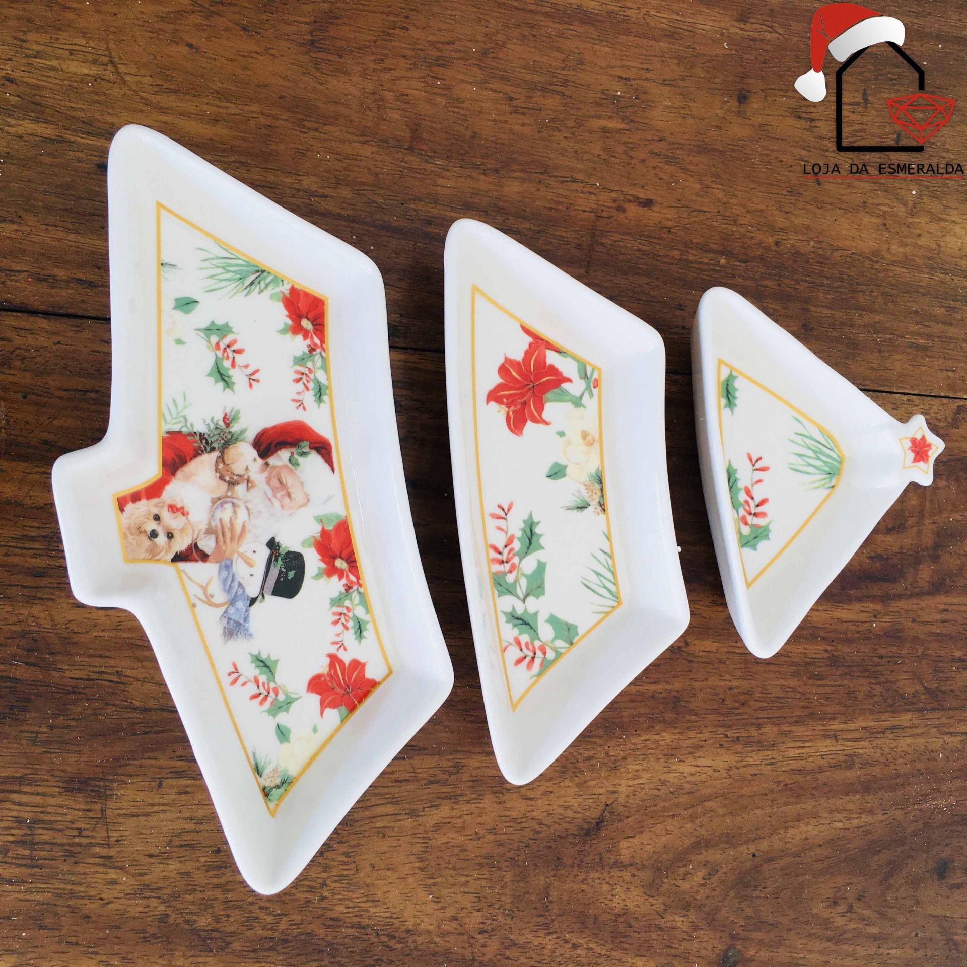 Conjunto de três pratos decorativos de cerâmica branca com padrão floral e imagem de cães vestido de inverno