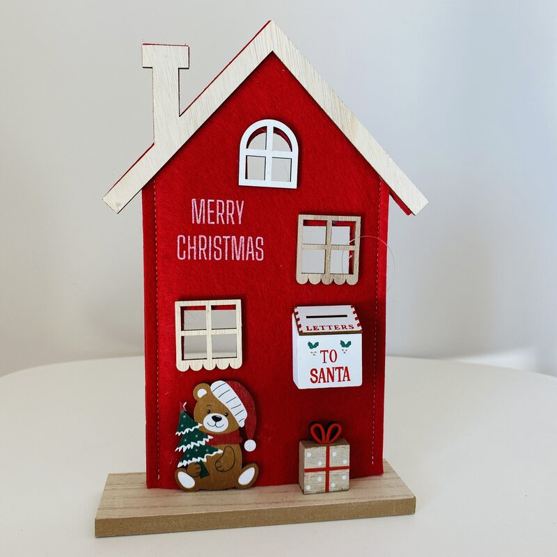 Decoração de Natal em forma de casa vermelha com detalhes em madeira clara