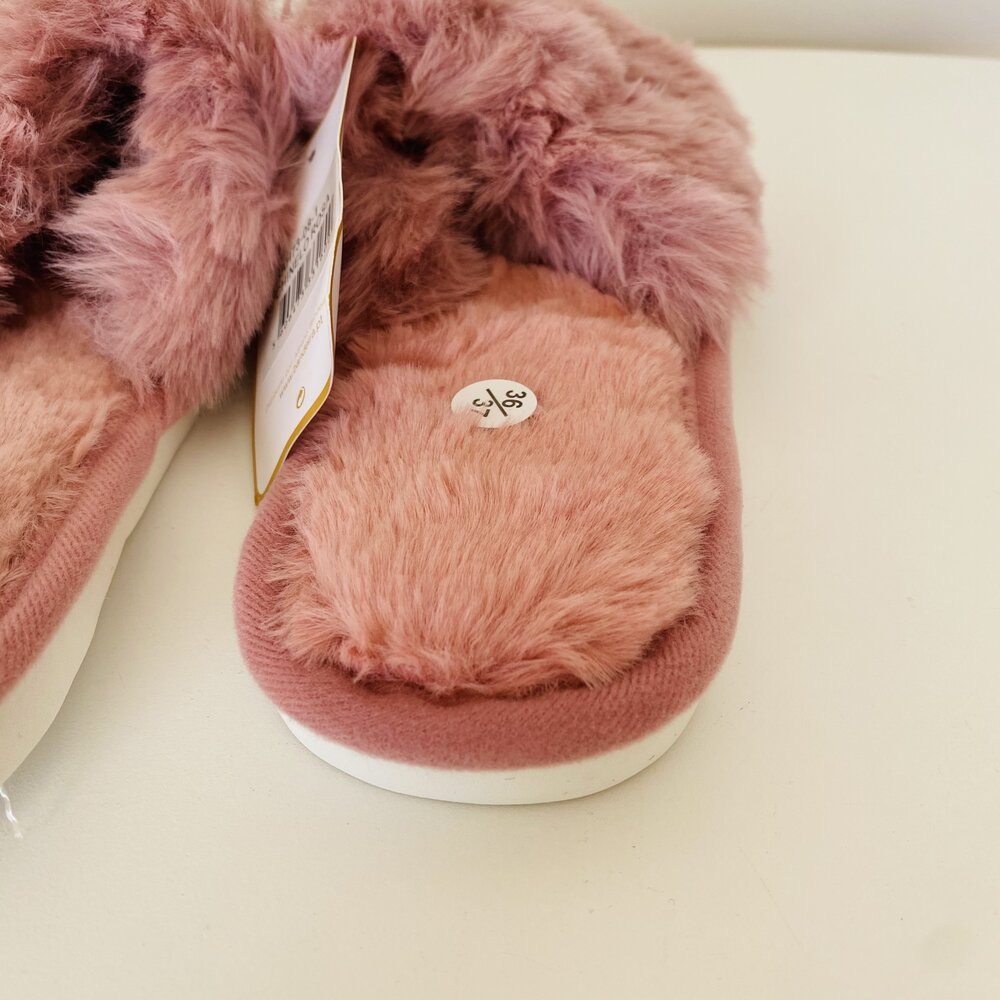 Chinelos de estar em casa rosa com pelo sintético e etiqueta de tamanho