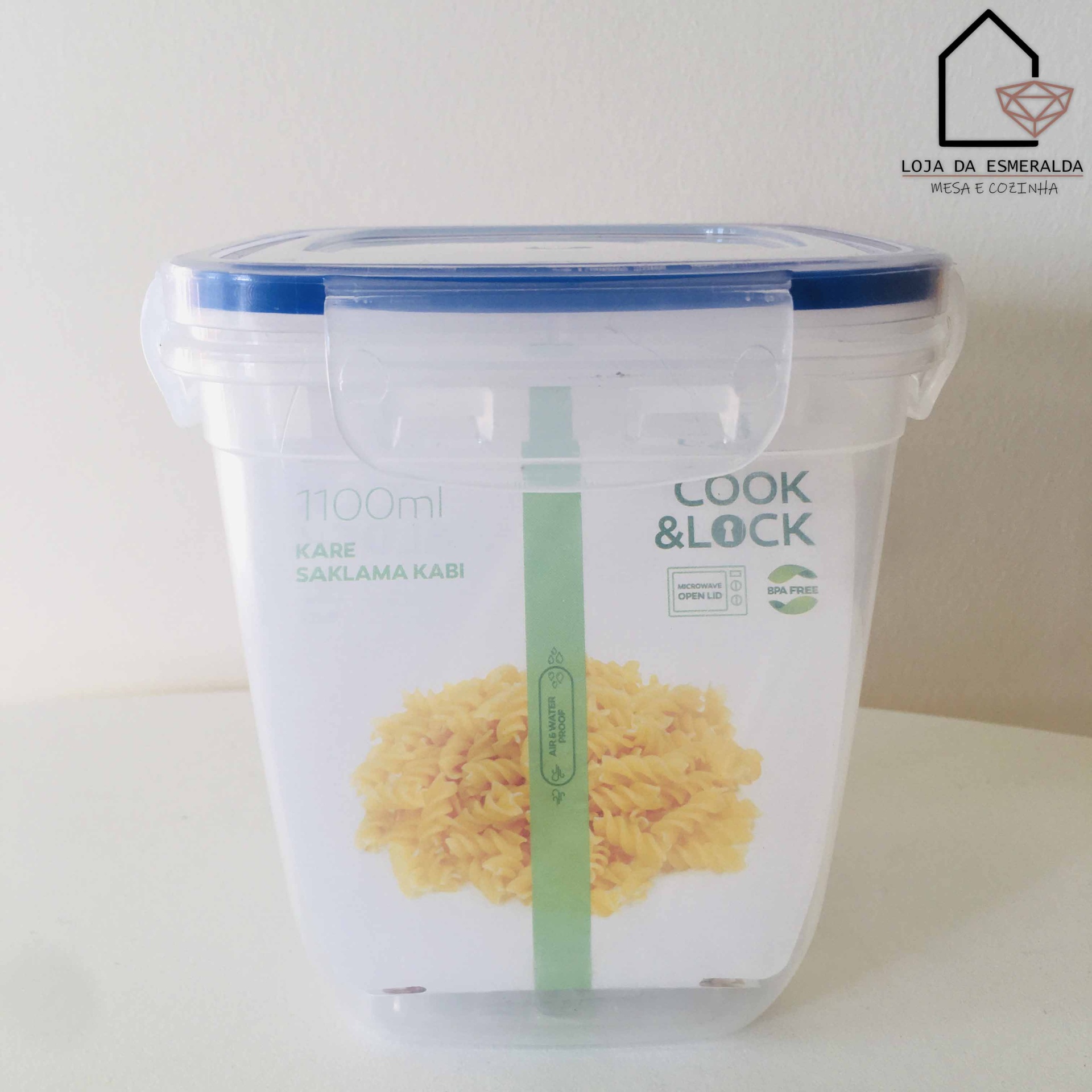 Recipiente plástico quadrado transparente com tampa azul e rótulo interno com massas fusilli