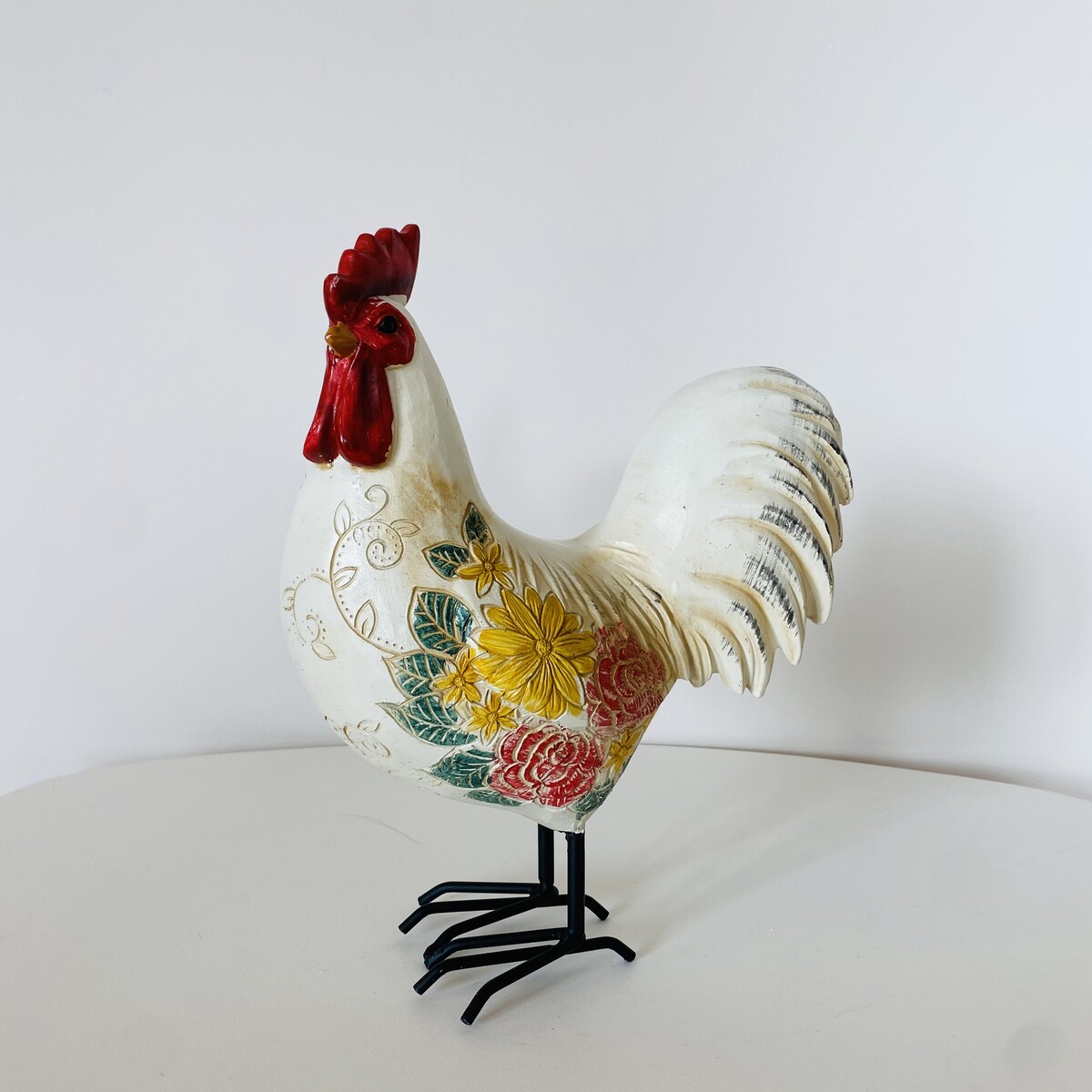Estátua decorativa de galo branco com detalhes florais coloridos
