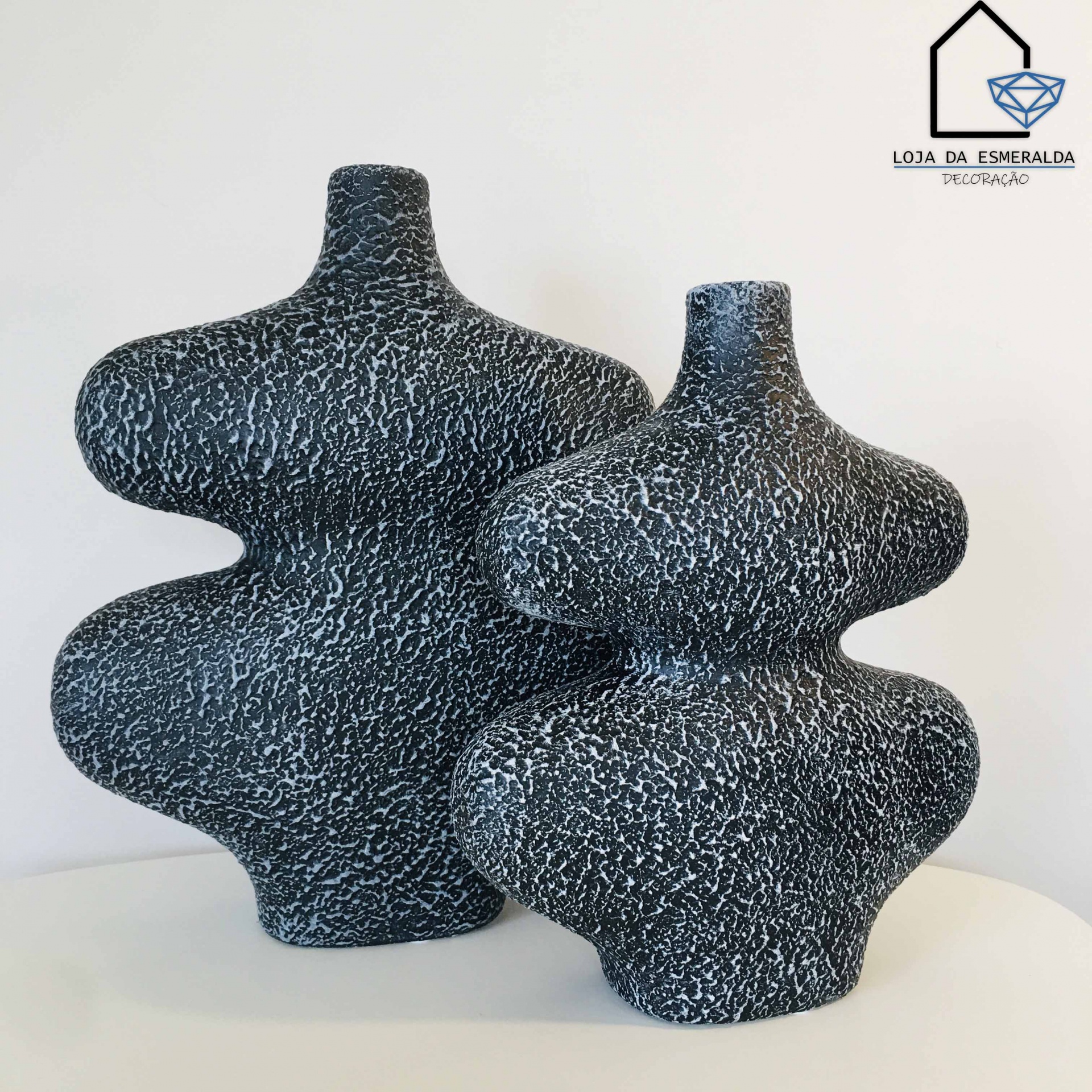 Dois vasos pretos e brancos texturizados em fundo branco com logótipo da loja