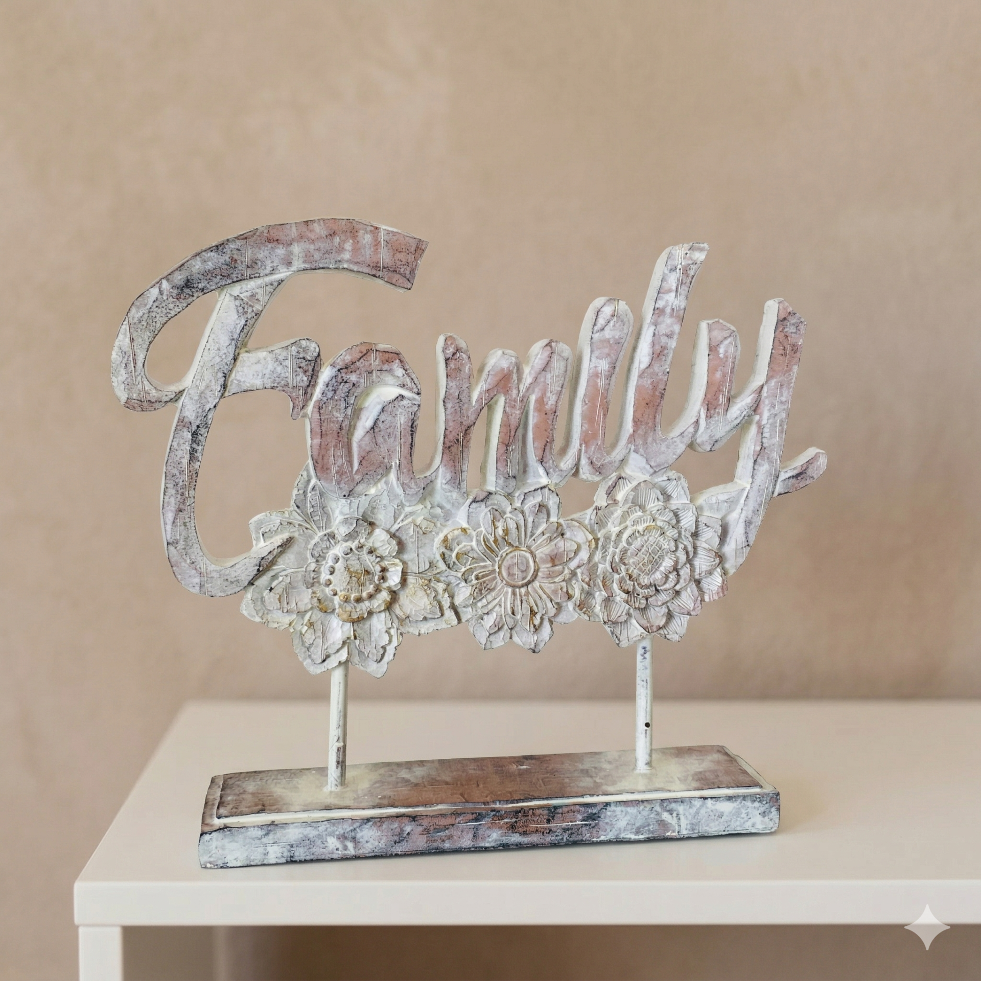Escultura decorativa em madeira dizendo Family com flores, acabamento envelhecido em branco e castanho.