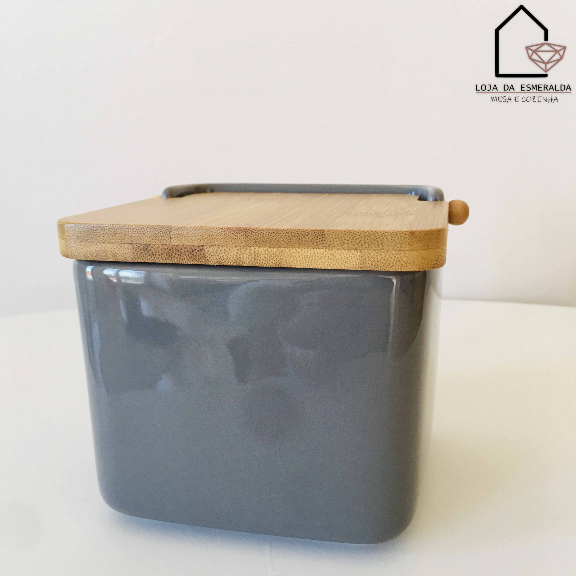 Recipiente cerâmico cinzento com tampa de madeira clara