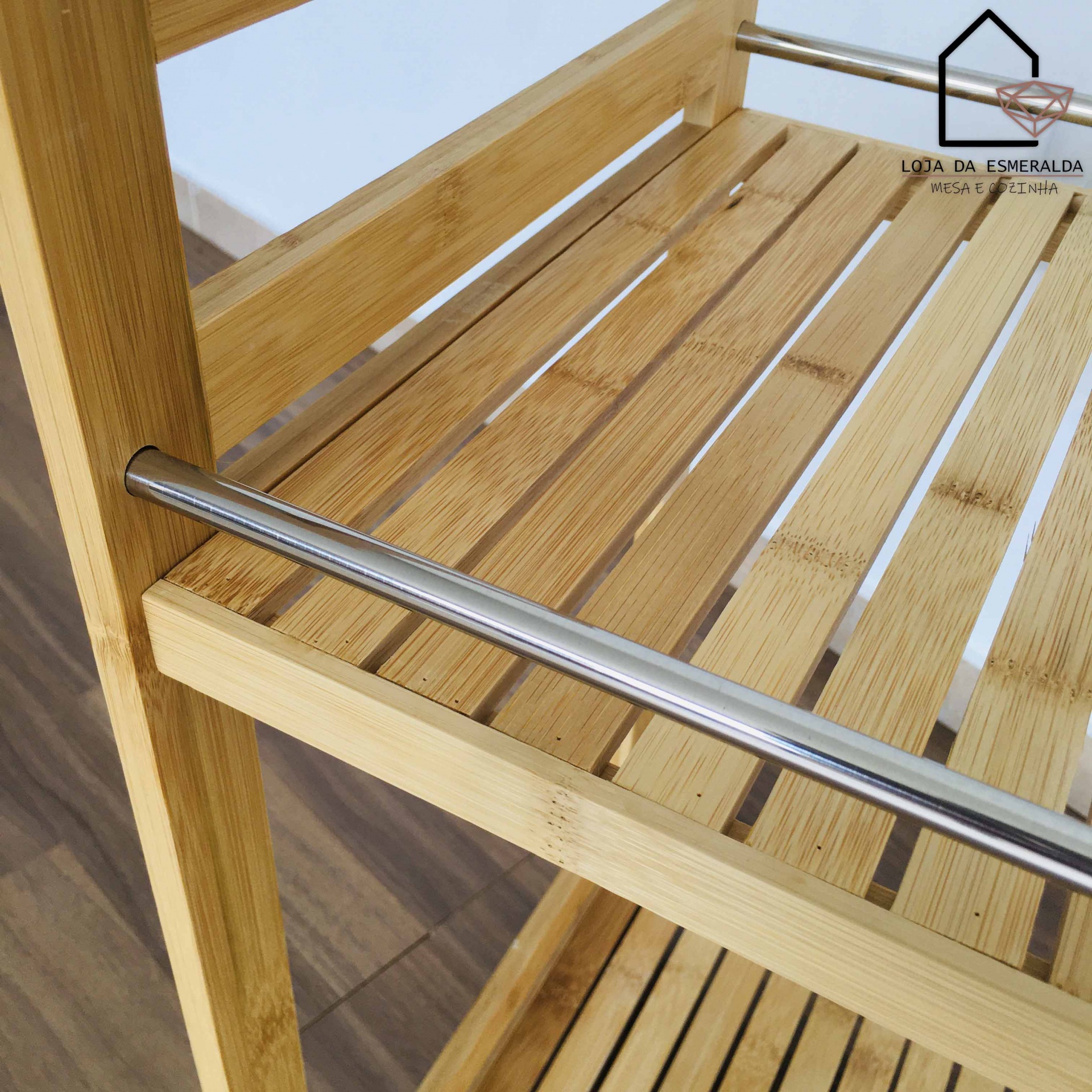 Prateleira de madeira clara com barras metálicas e logótipo 'LOJA DA ESMERALDA MESA E COZINHA'