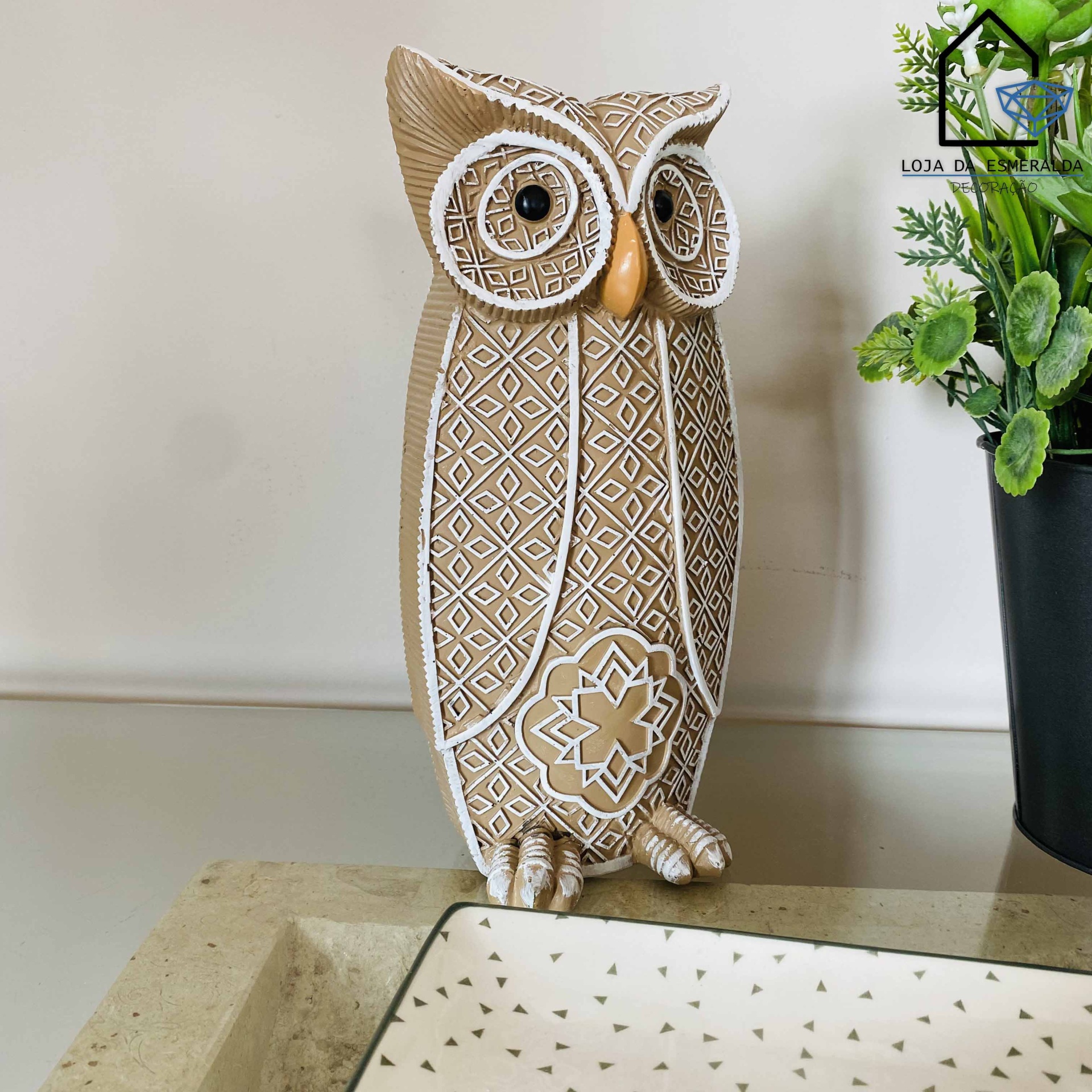 Estátua decorativa de coruja em madeira com padrões geométricos