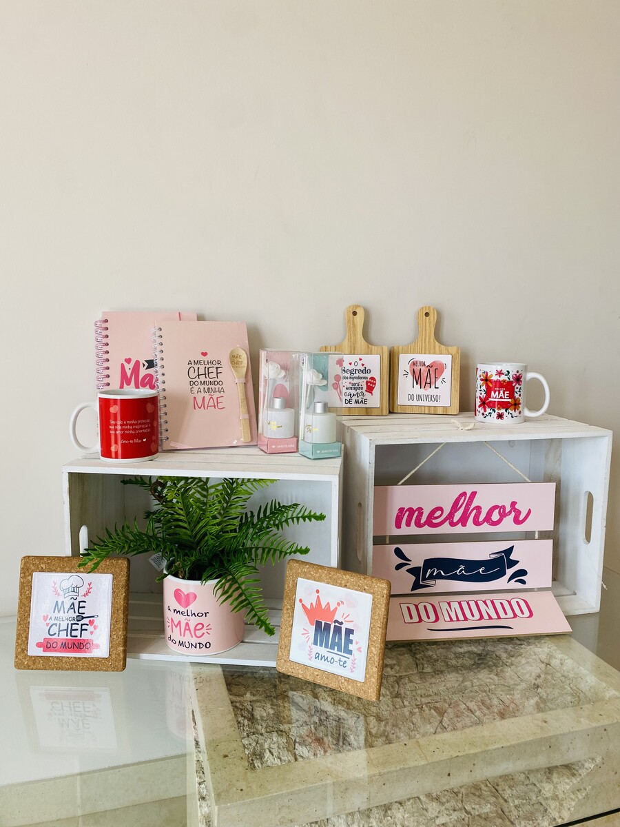 Itens decorativos para Dia da Mãe em tons rosa, branco, vermelho e madeira com frases comemorativas