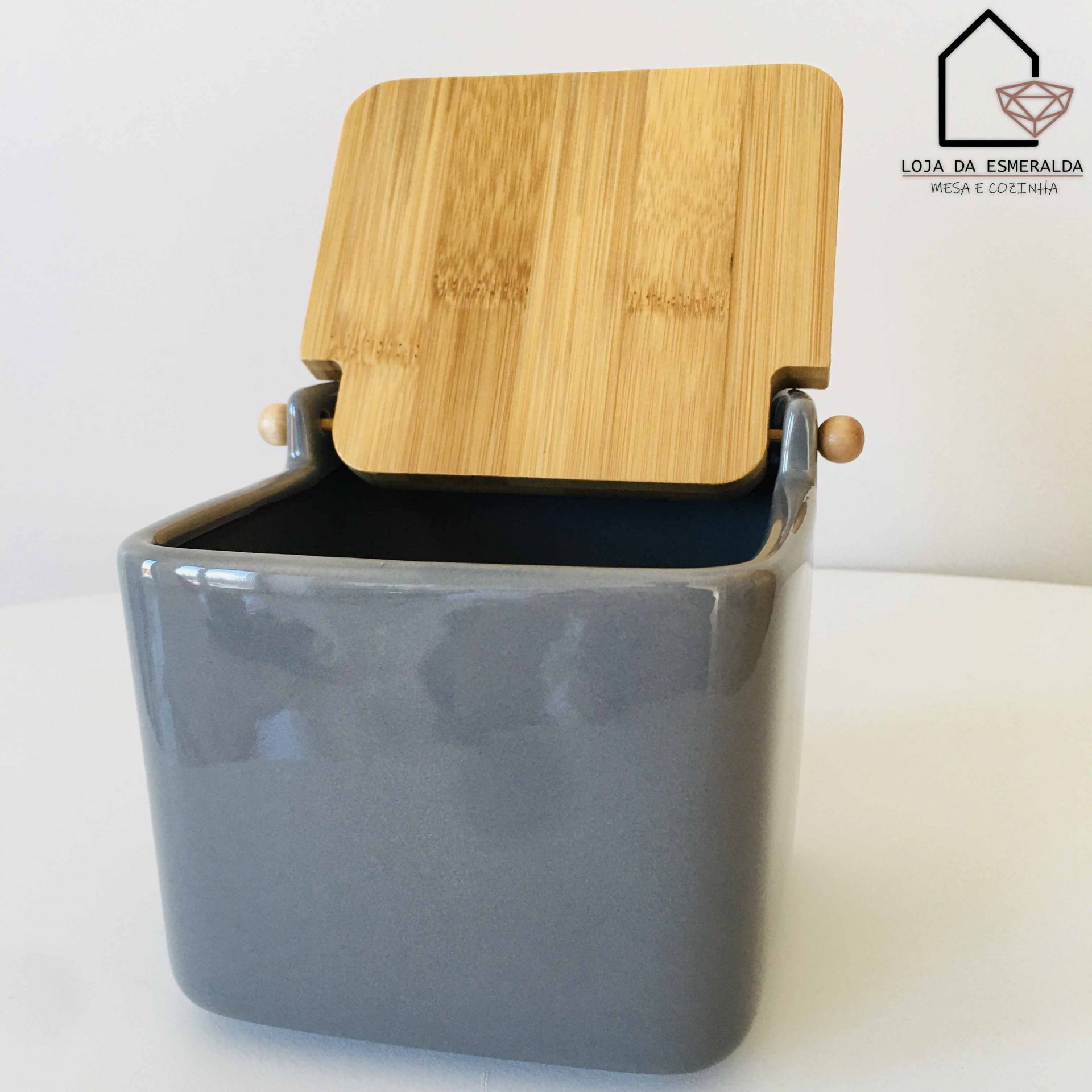 Recipiente de cerâmica cinzenta com tampa de madeira clara aberta