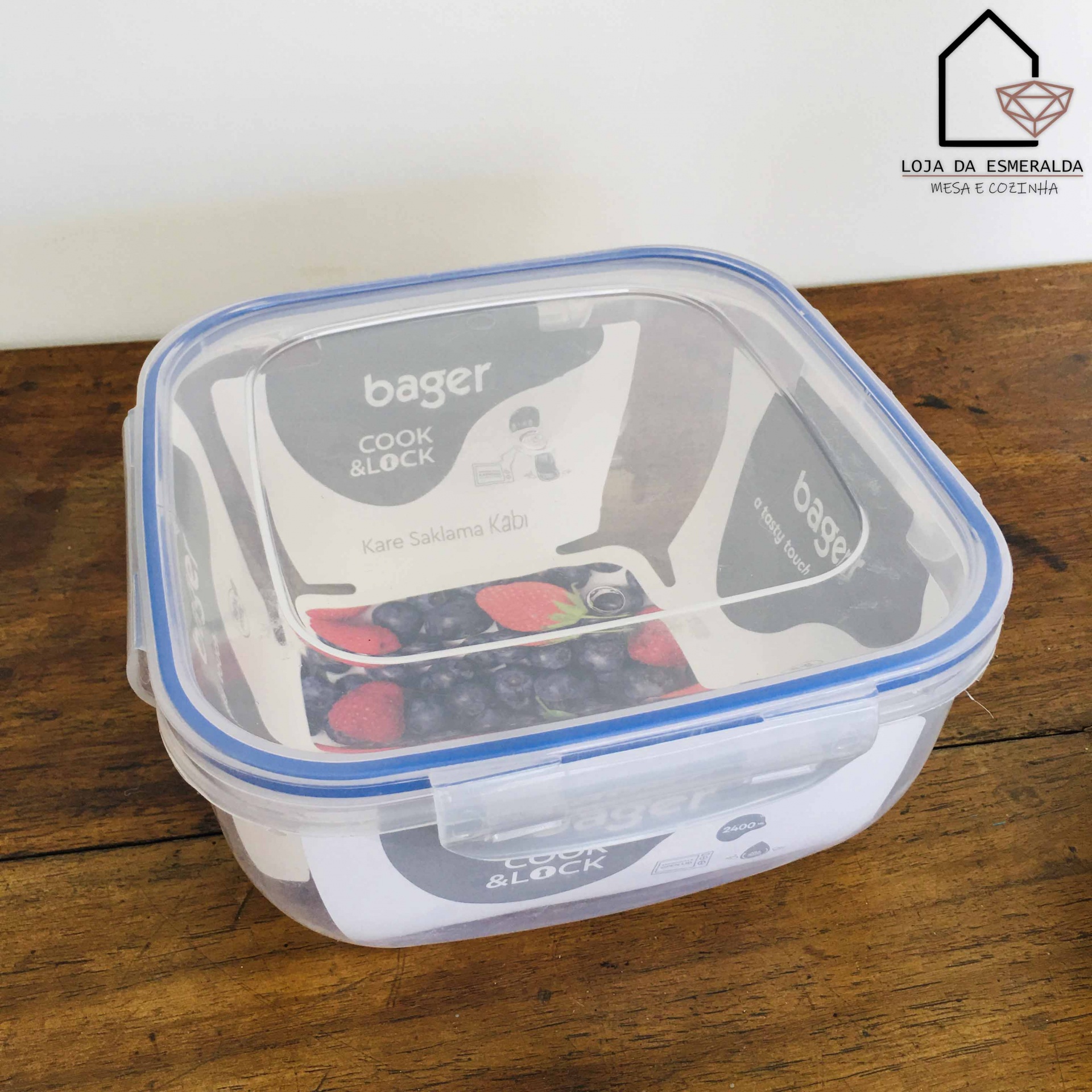 Recipiente plástico transparente com tampa azul sobre mesa de madeira