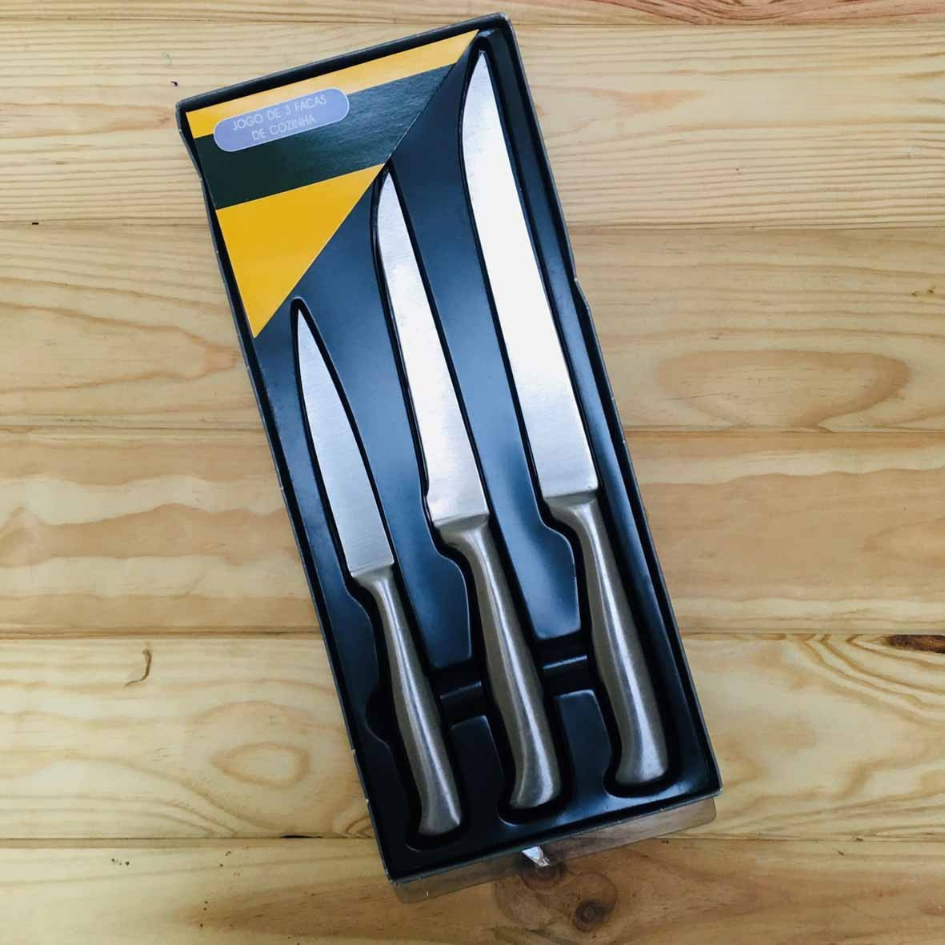 Conjunto de 3 facas de cozinha em embalagem preta com detalhes amarelos