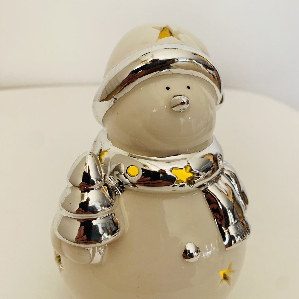 Boneco de neve decorativo cerâmico com detalhes prateados e amarelos