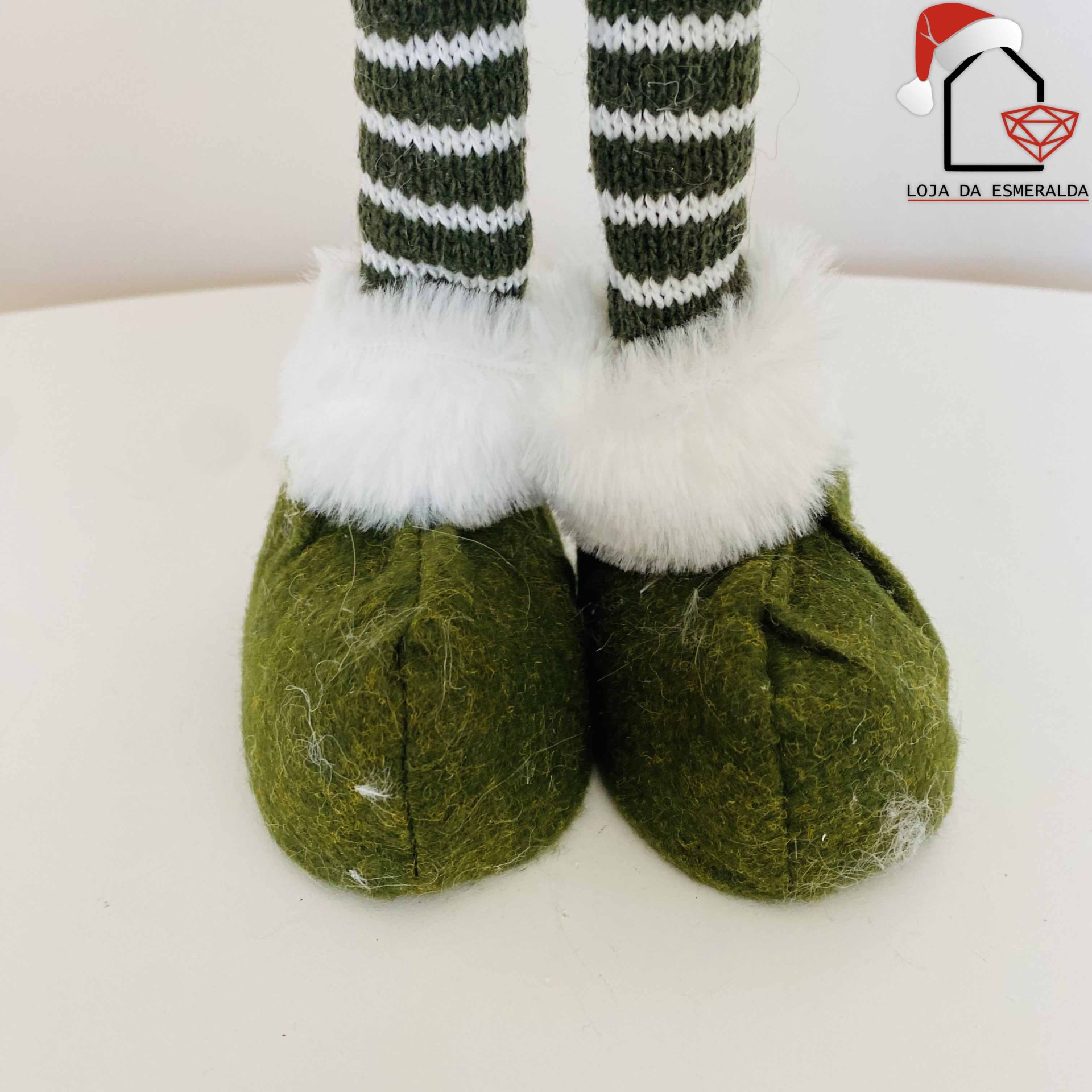 Sapatilhas verdes de feltro com detalhes em branco felpudo e meias riscas verdes e brancas