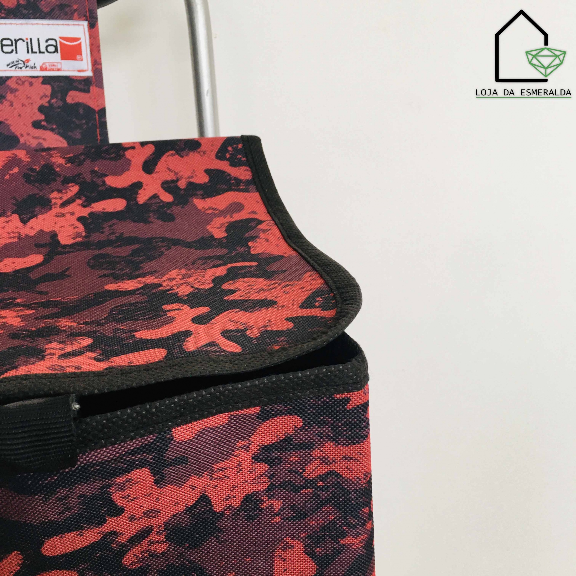 Mochila camuflada vermelho e preto com etiqueta Gerilla e logótipo Loja da Esmeralda