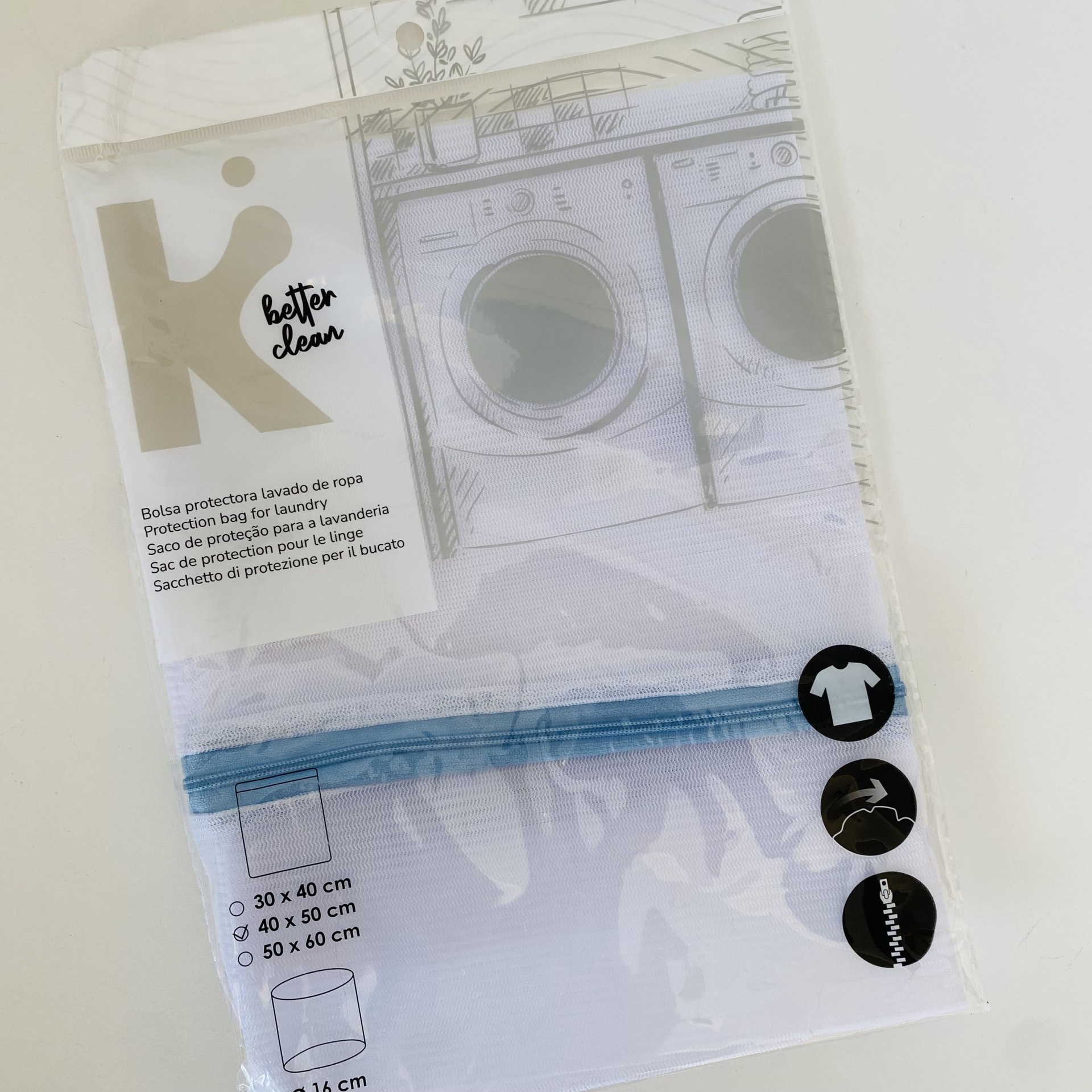 Bolsa protetora de roupa branca com fecho azul e embalagem com texto e ilustração de máquinas de lavar