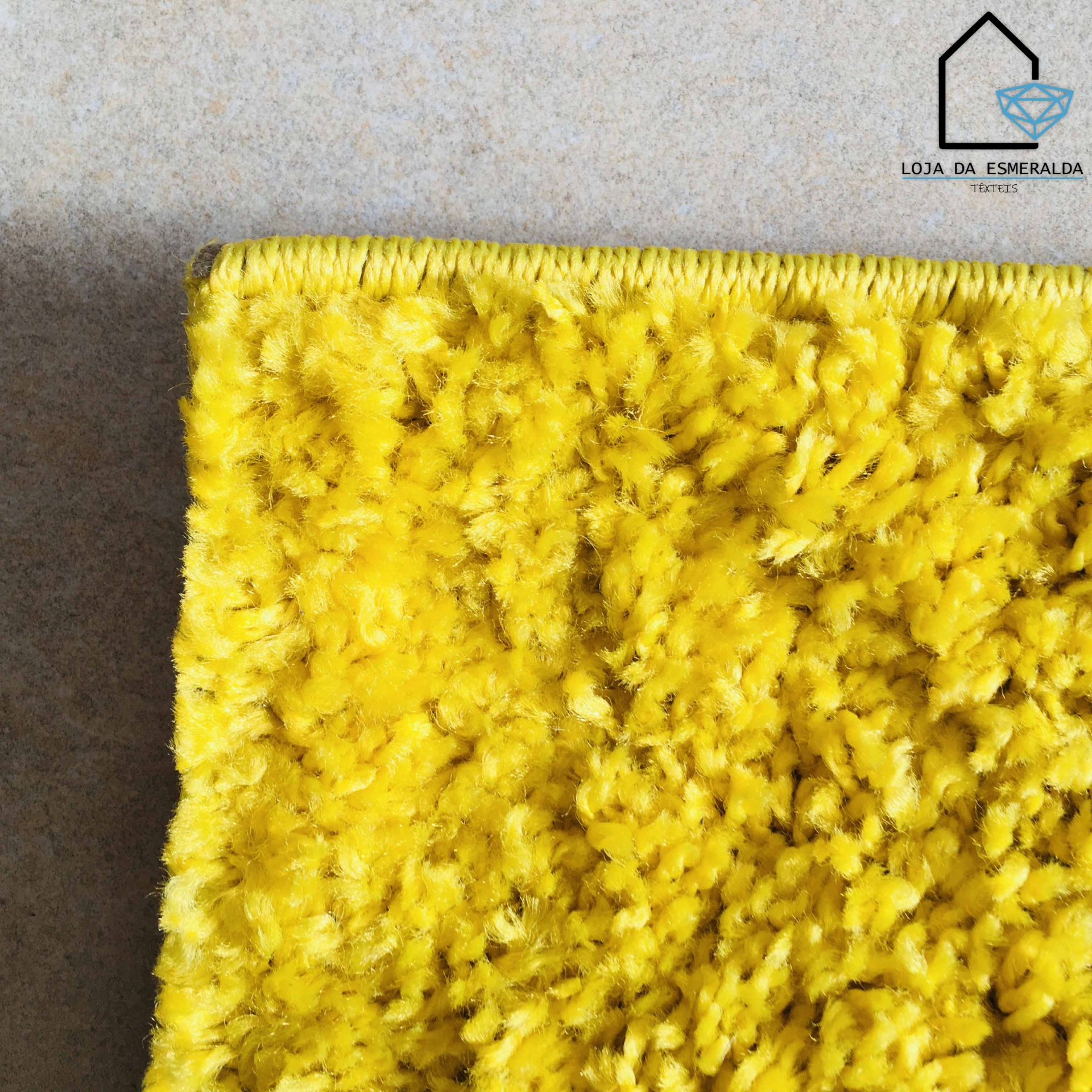 Tapete amarelo felpudo com borda costurada