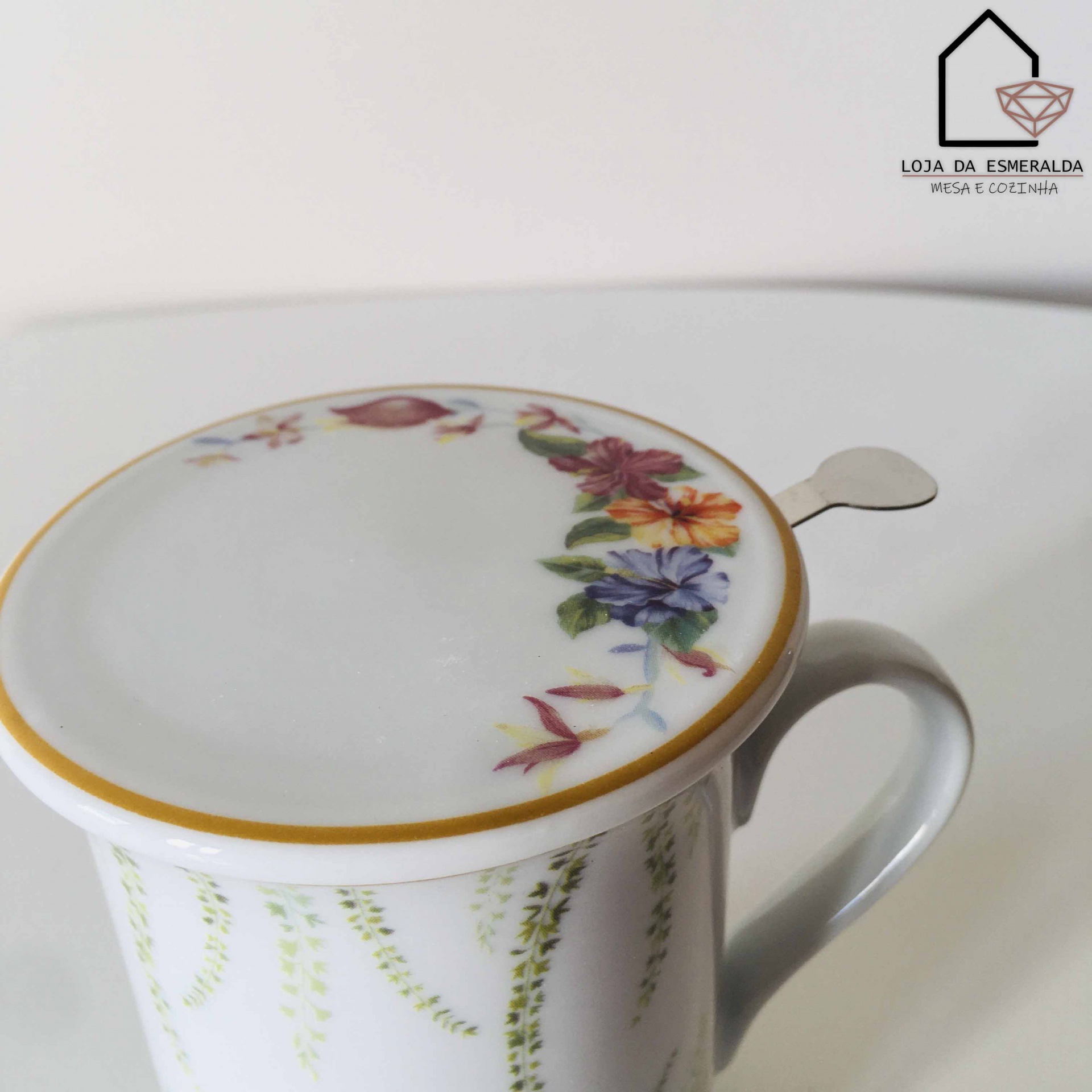 Caneca branca com tampa decorada com flores e folha