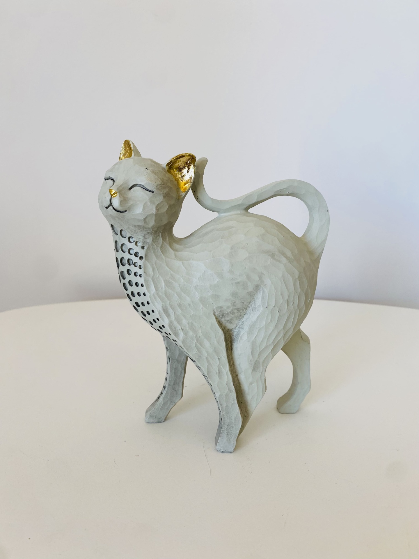 Estátua decorativa de gato branca com detalhes dourados