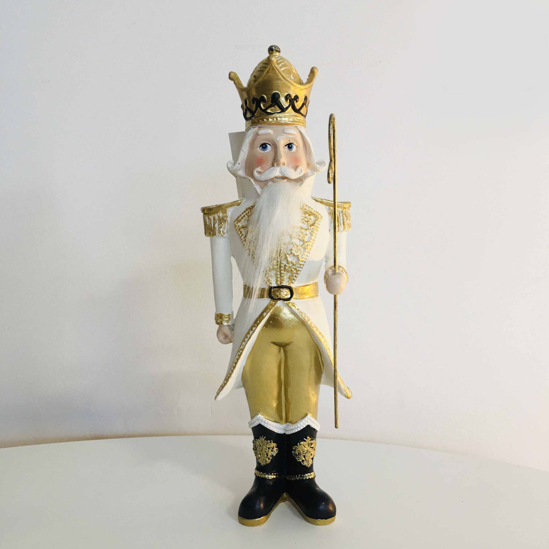 Figura decorativa de soldado rei com coroa dourada e cetro