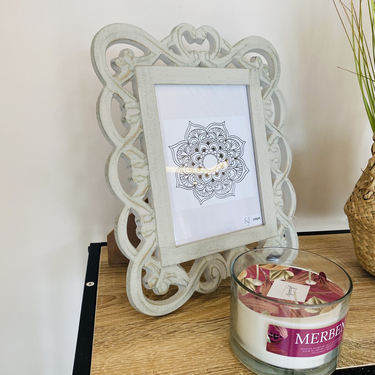 Moldura rendada branca com mandala e vela perfumada em copo de vidro