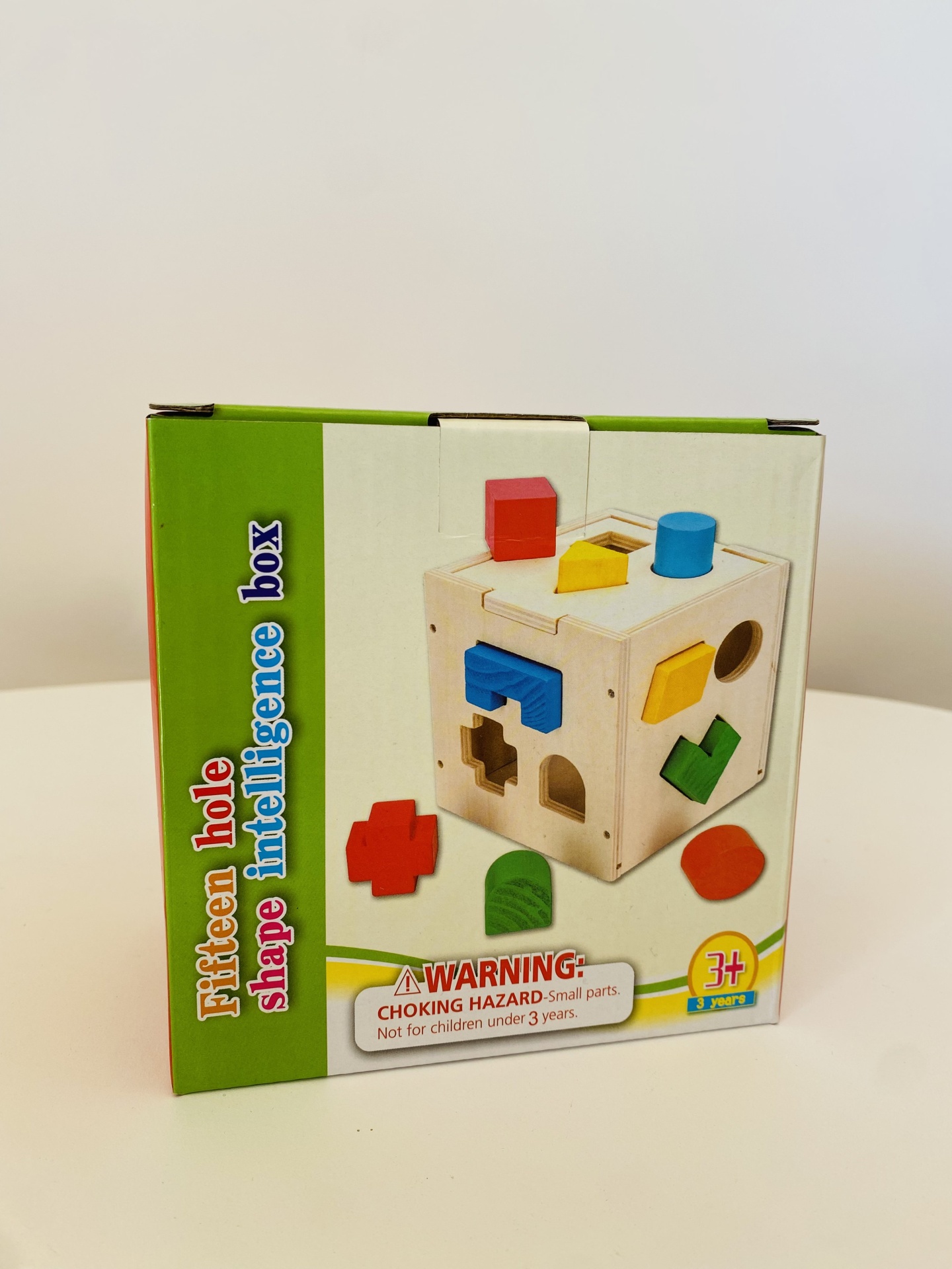 Caixa de brinquedo educativo de madeira com formas coloridas para inserir