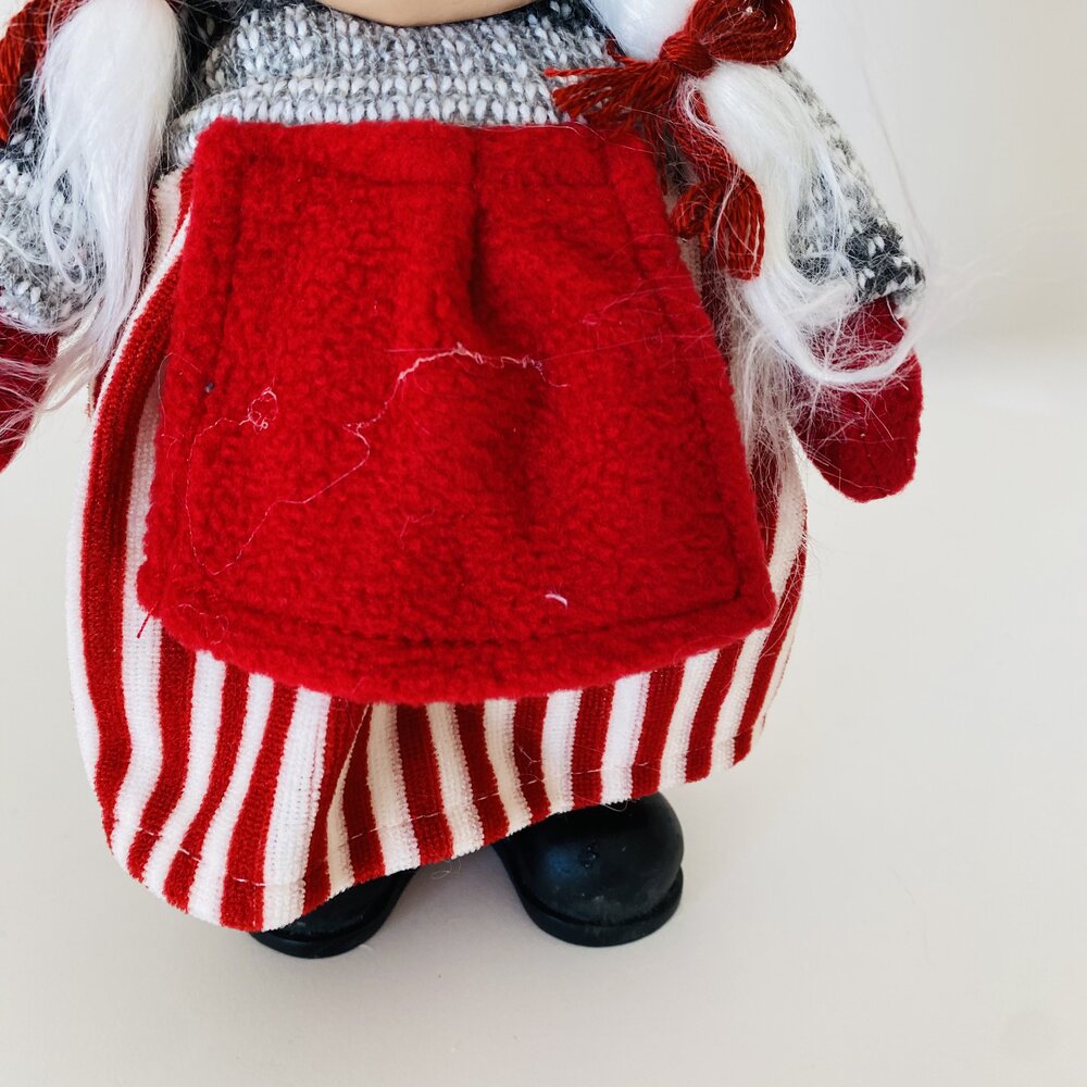 Boneco decorativo com avental vermelho e vestido listrado