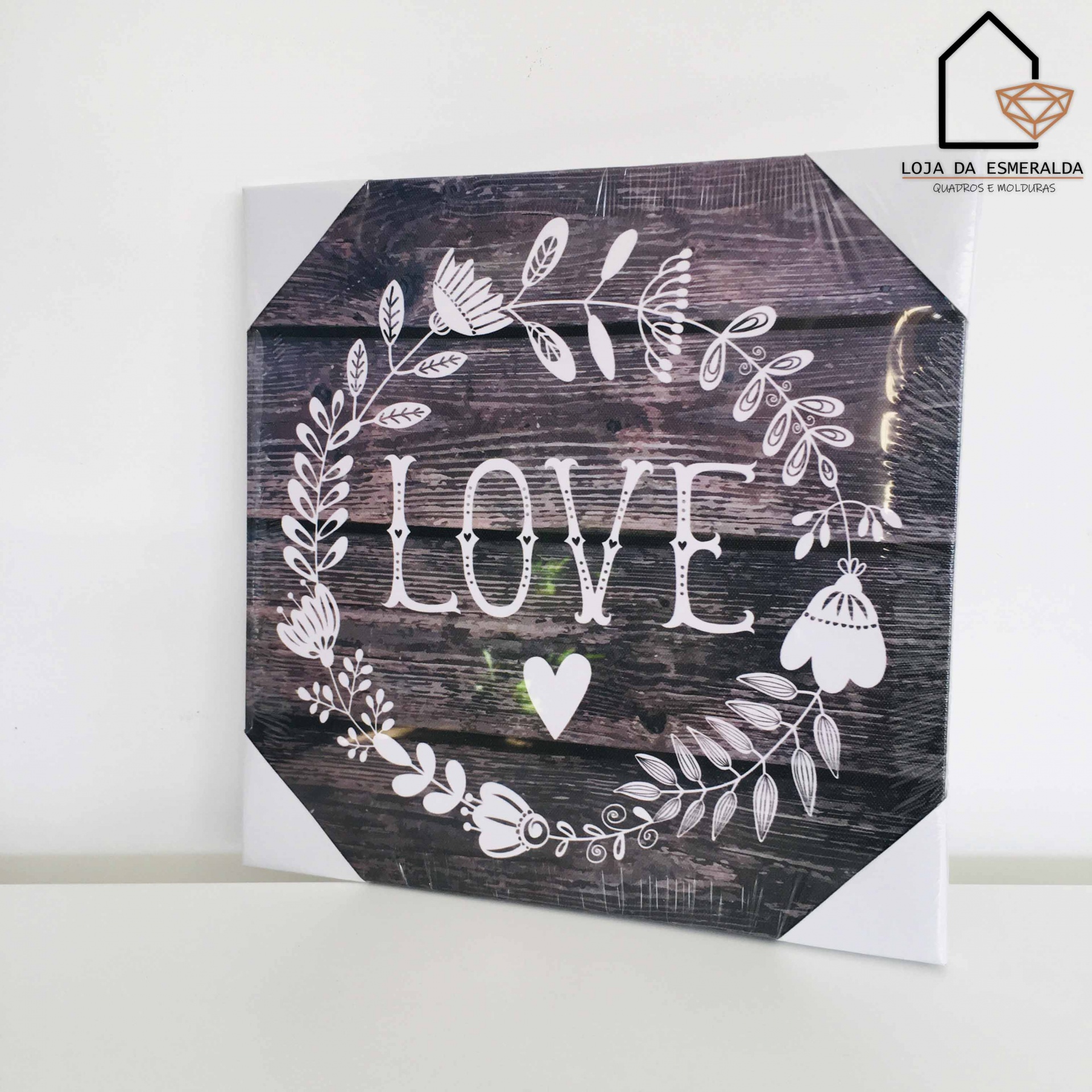 Quadro decorativo com padrão floral e palavra LOVE em madeira escura