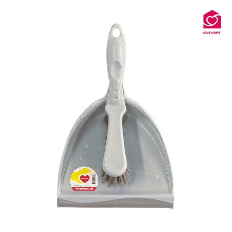 pá e escova de limpeza em plástico branco com etiqueta amarela Love Home