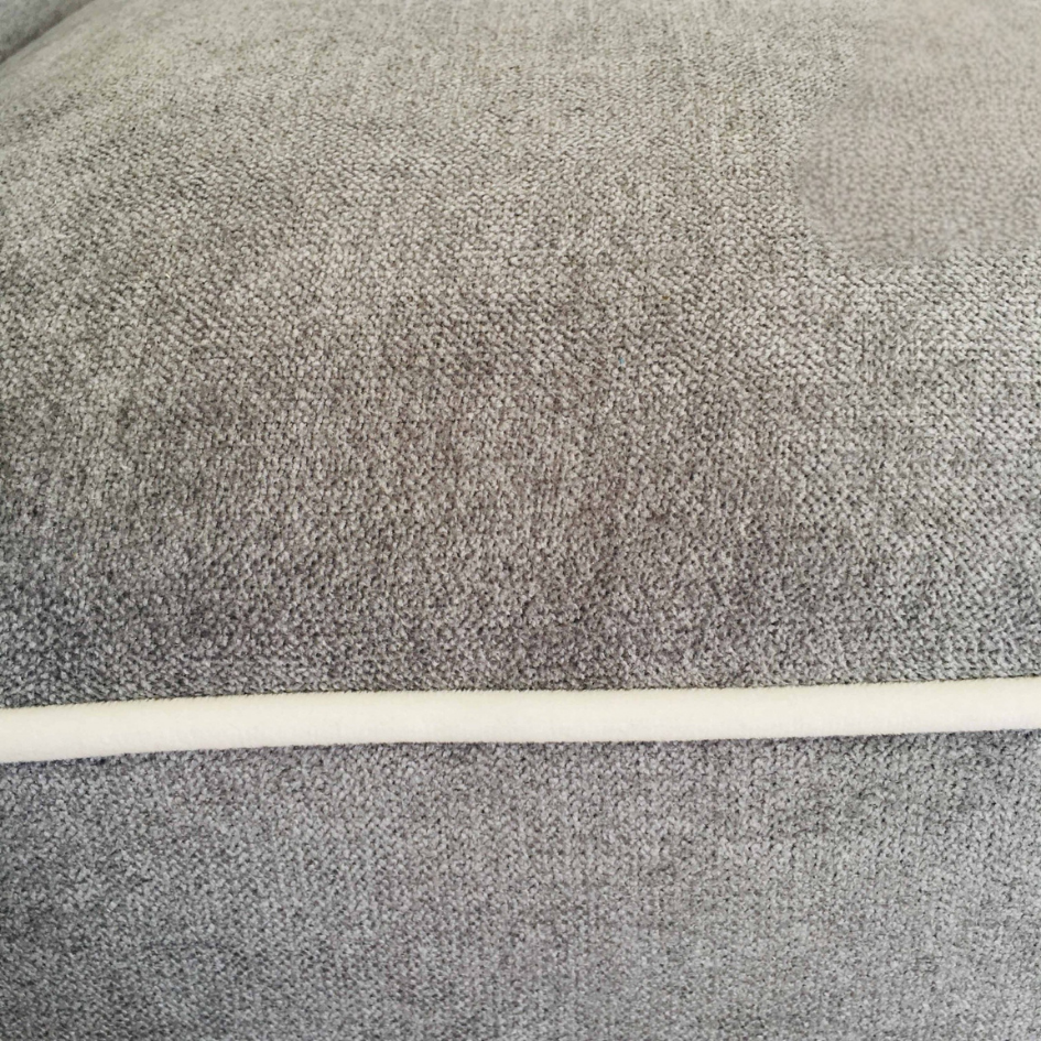 Sofá cinzento texturizado com canaleta clara