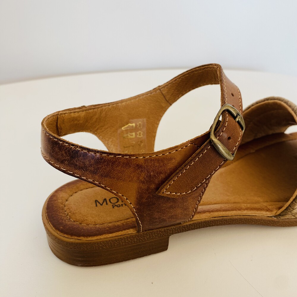 Sandália castanha de senhora com fivela metálica e sola castanha