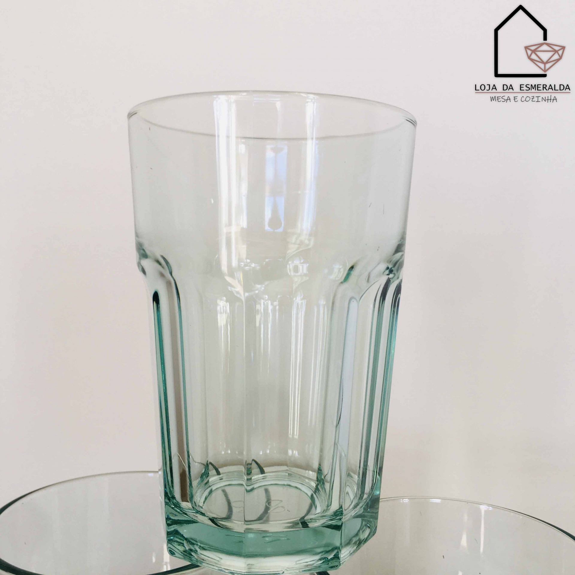 Copo alto de vidro transparente com textura longitudinal