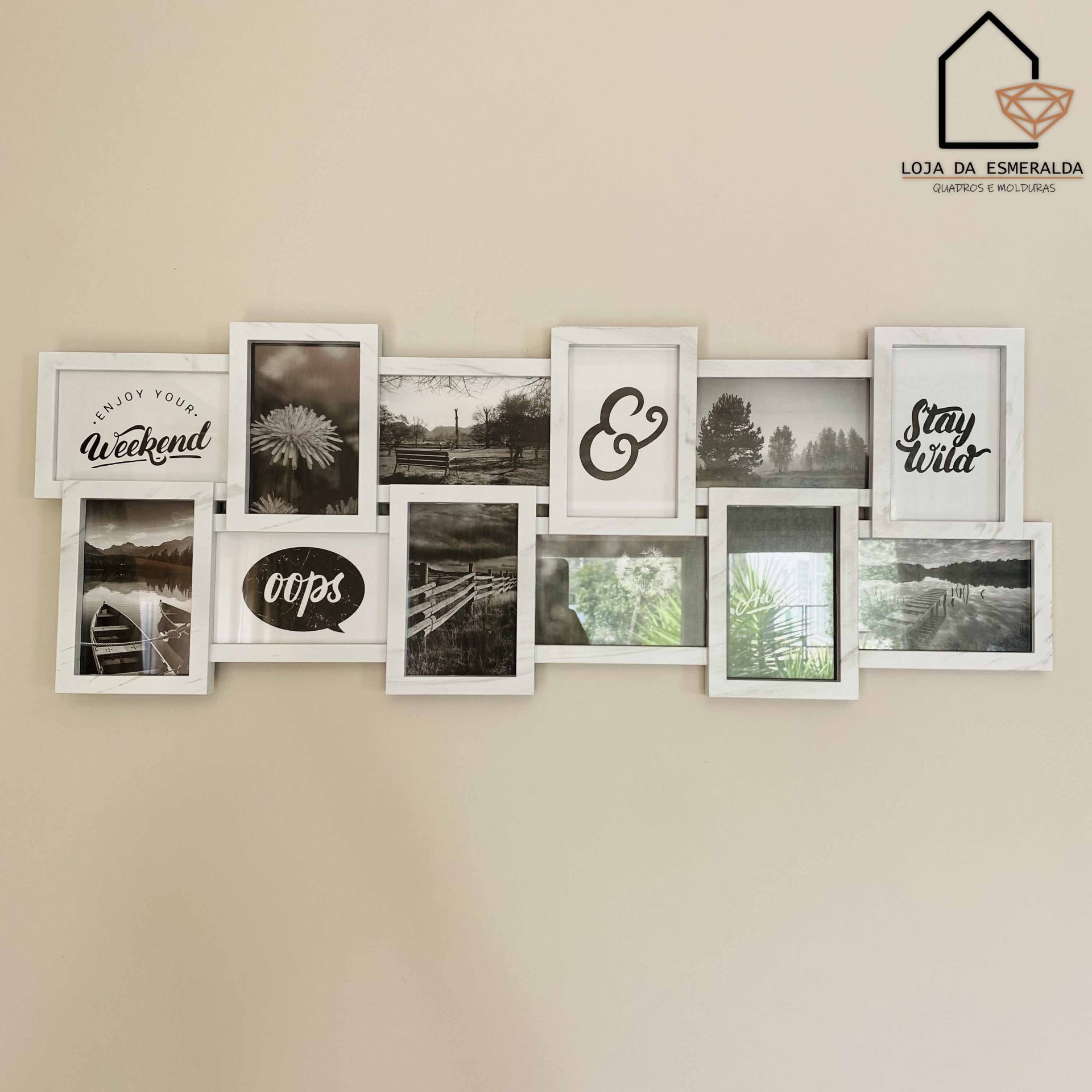 Conjunto de molduras brancas com fotos a preto e branco e texto penduradas numa parede bege