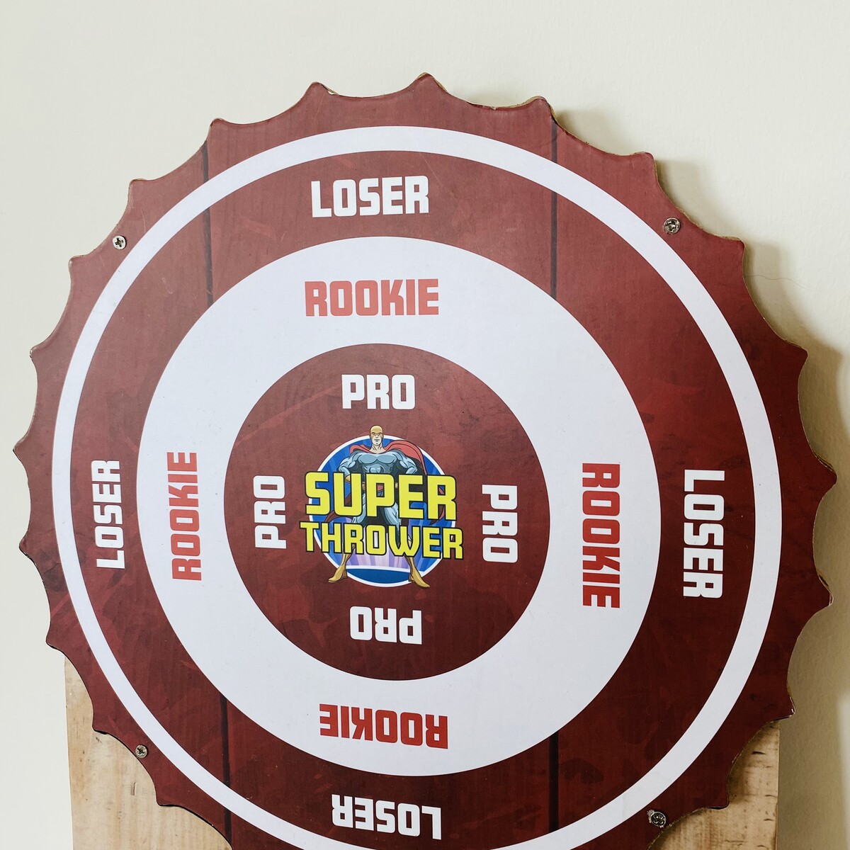 Alvo redondo decorativo com zonas de pontuação e logo SUPER THROWER