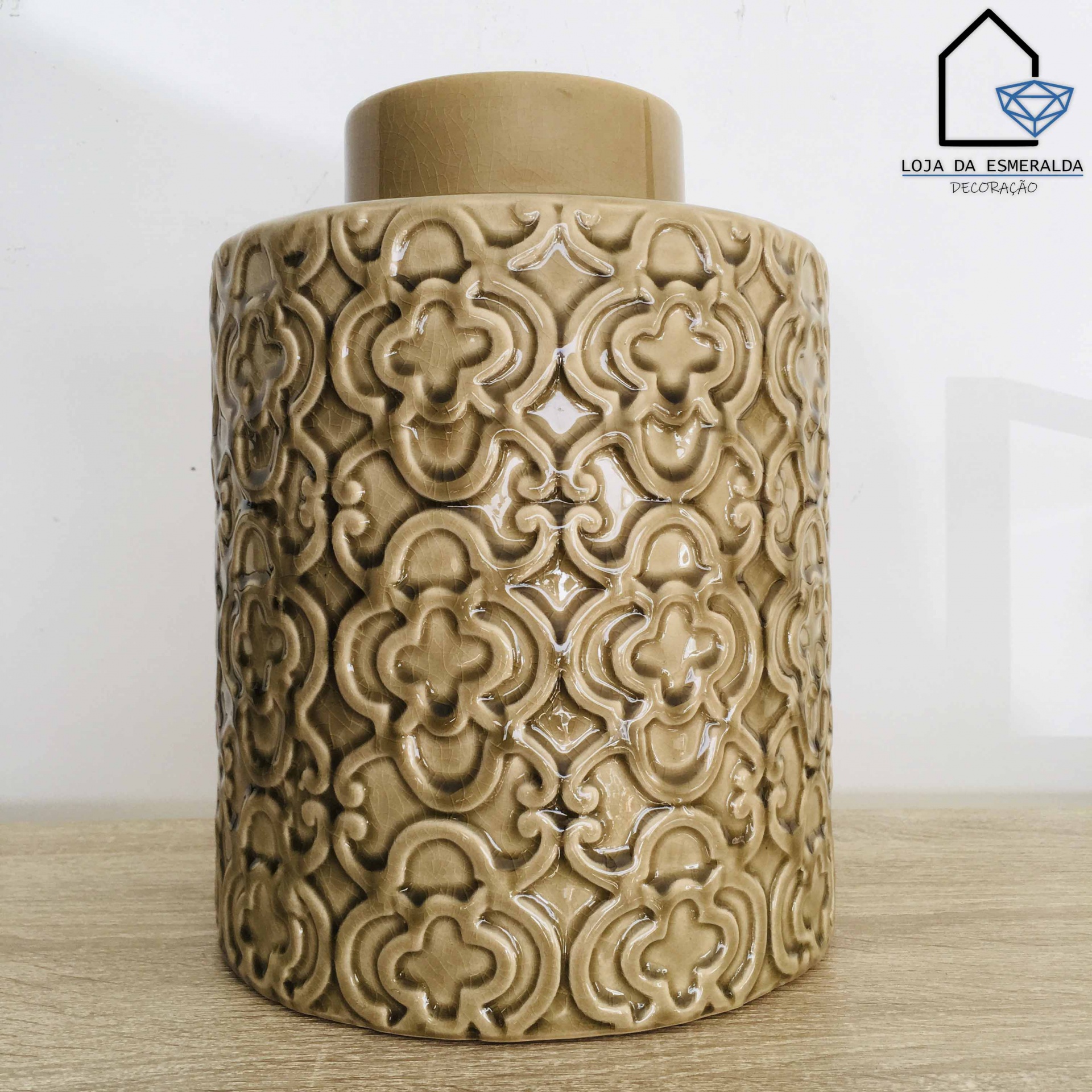 Jarro decorativo castanho com padrão em relevo e logótipo da loja ao fundo