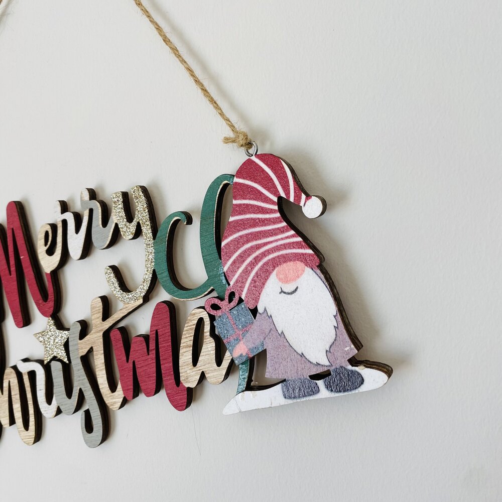 Enfeite de natal em madeira com texto Merry Christmas e figura de gnomo