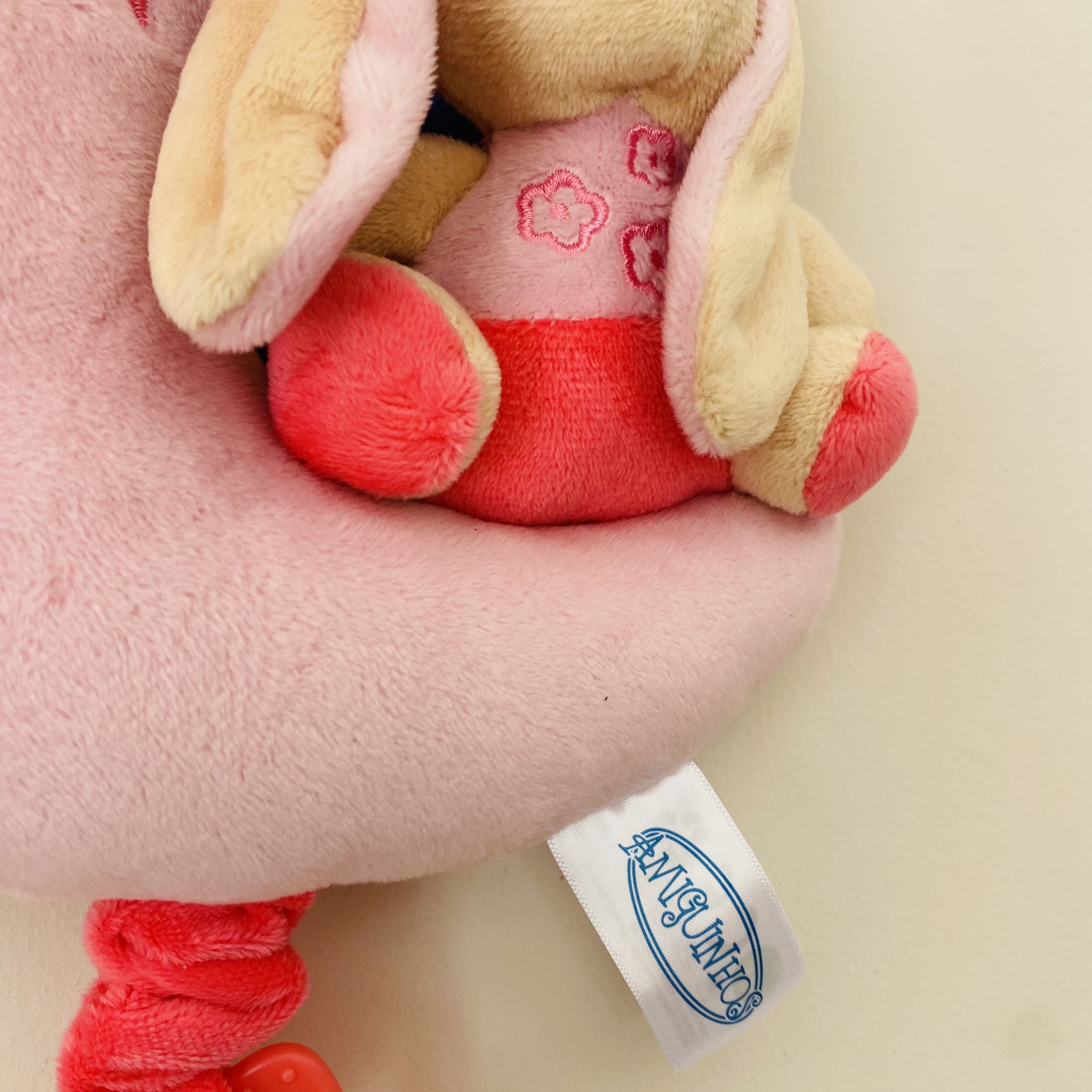 Brinquedo de peluche para bebé cor-de-rosa e bege com etiqueta 'NINA NINA'