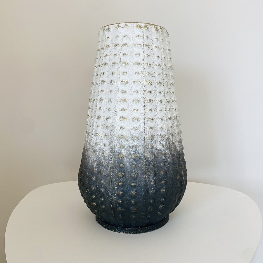 Vaso de vidro com textura bolhas em degradê branco para cinza sobre mesa branca