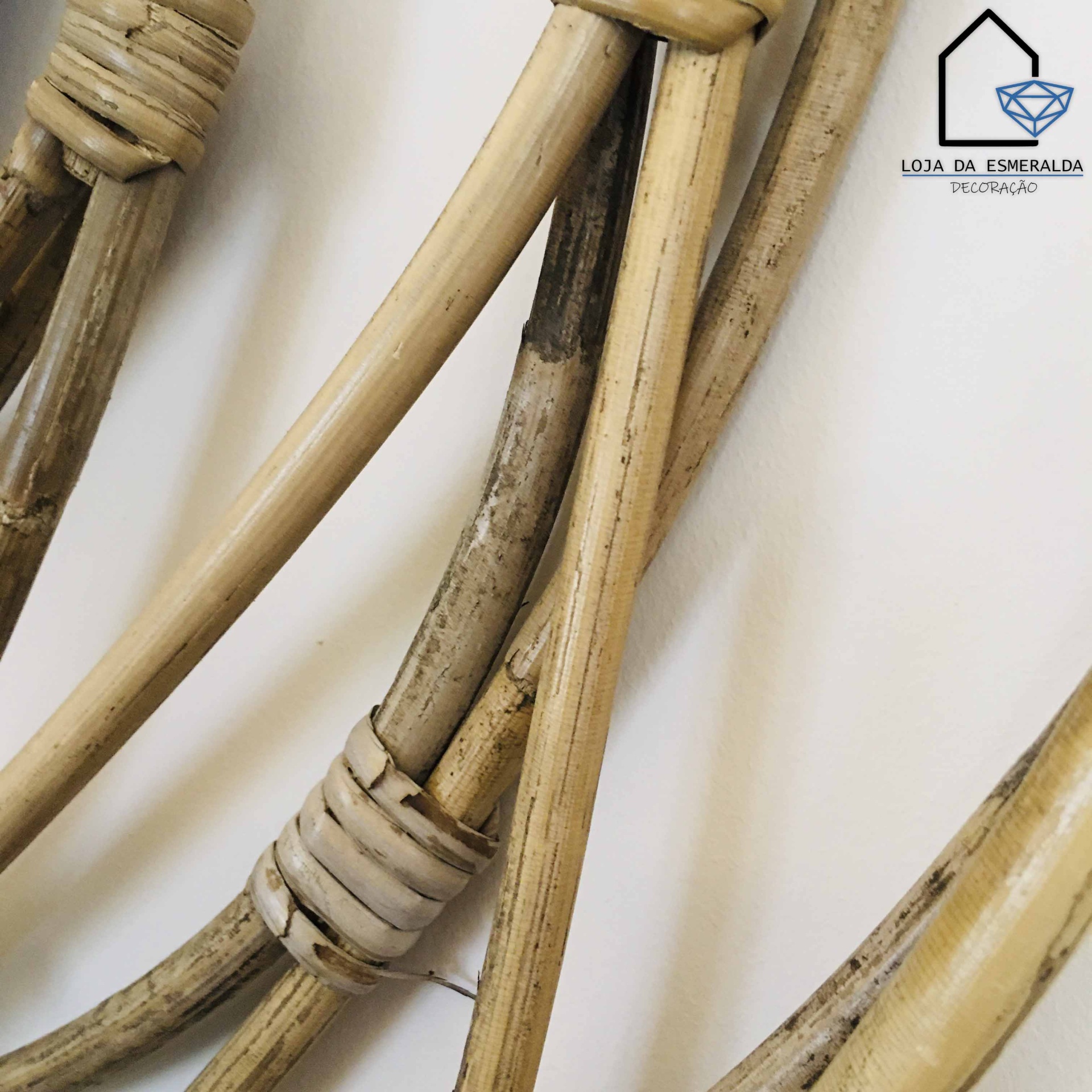 Estrutura de vime com nós e textura natural e logótipo da loja no fundo branco