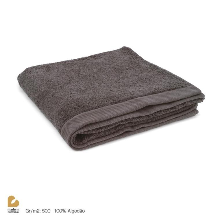 Toalha de banho castanha dobrada