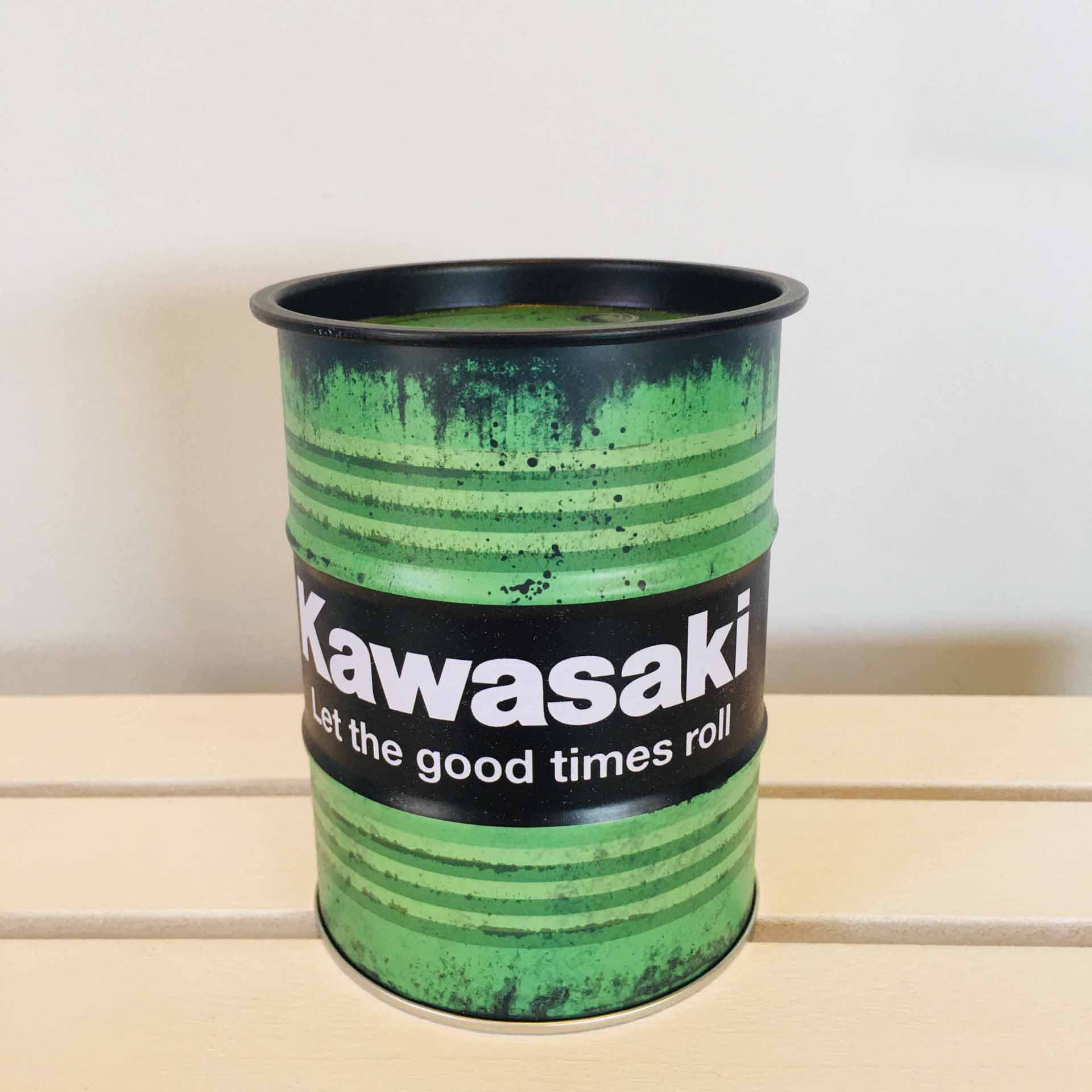 Vaso metálico verde envelhecido com texto Kawasaki em faixa preta