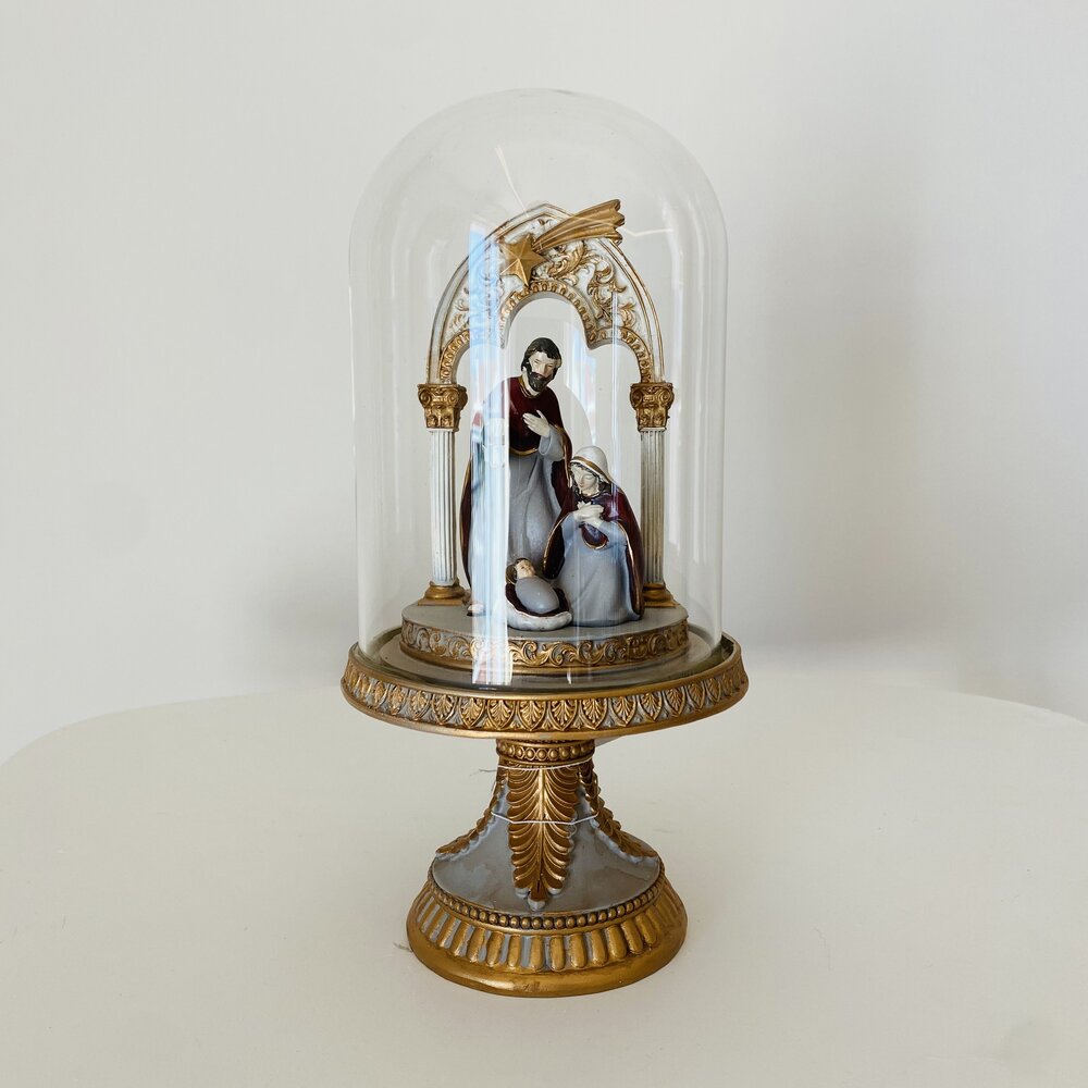 Escultura decorativa religiosa em base dourada com cúpula de vidro