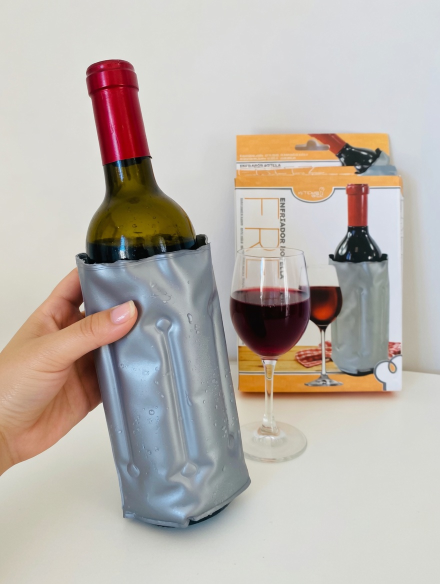 Garrafa de vinho no esfriador cinza com caixa e copo de vinho no fundo