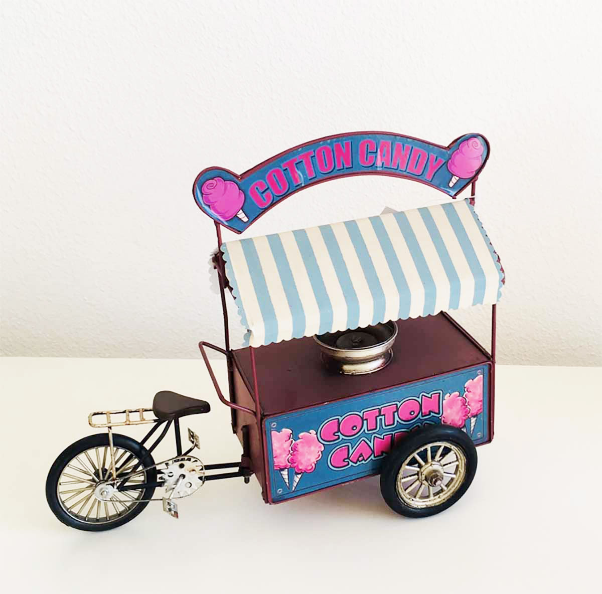 Mini carrinho de algodão doce decorativo azul com toldo riscado azul e branco