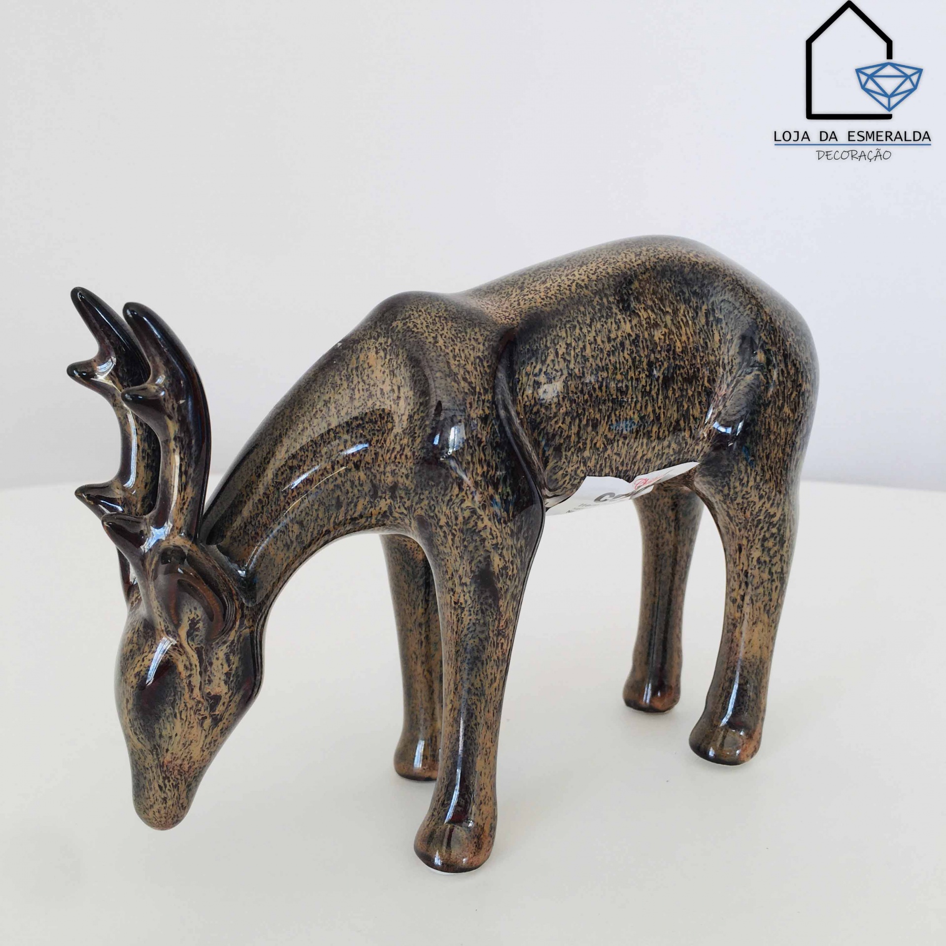 Escultura decorativa de veado em cerâmica castanha