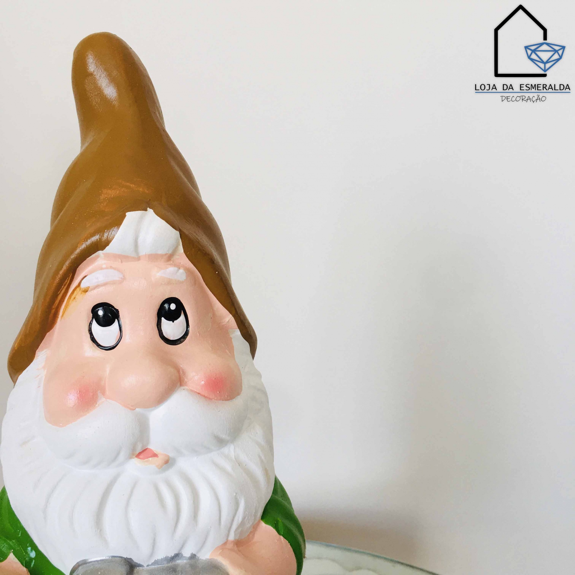 Gnome de jardim decorativo com barba branca e chapéu castanho