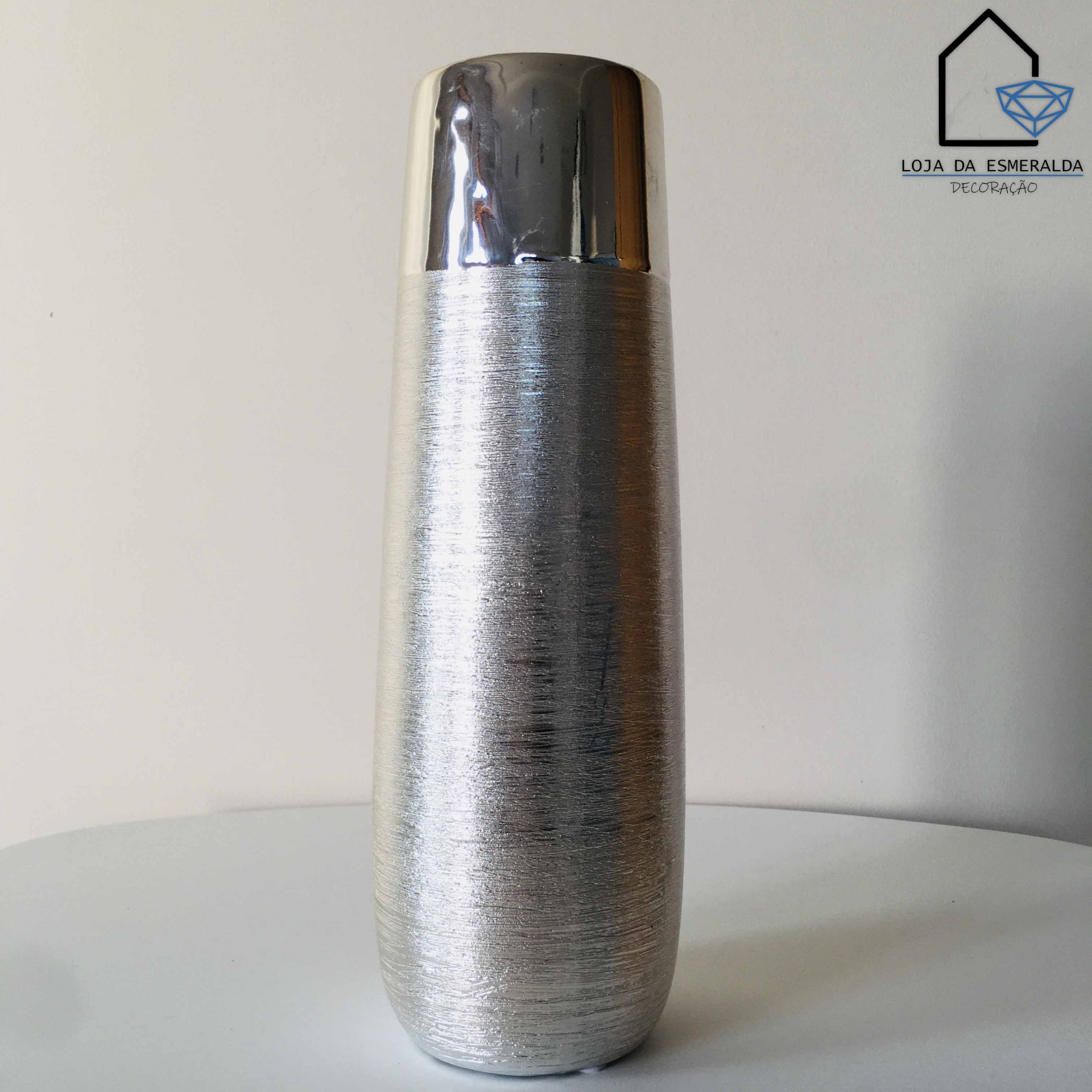 Vaso decorativo prateado com acabamento brilhante