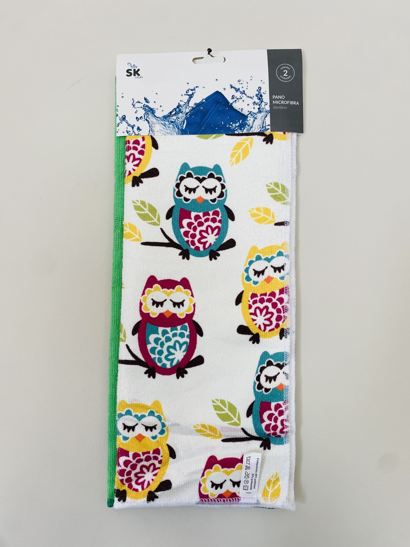 Panos de microfibra com padrão de corujas coloridas e folhas sobre fundo branco
