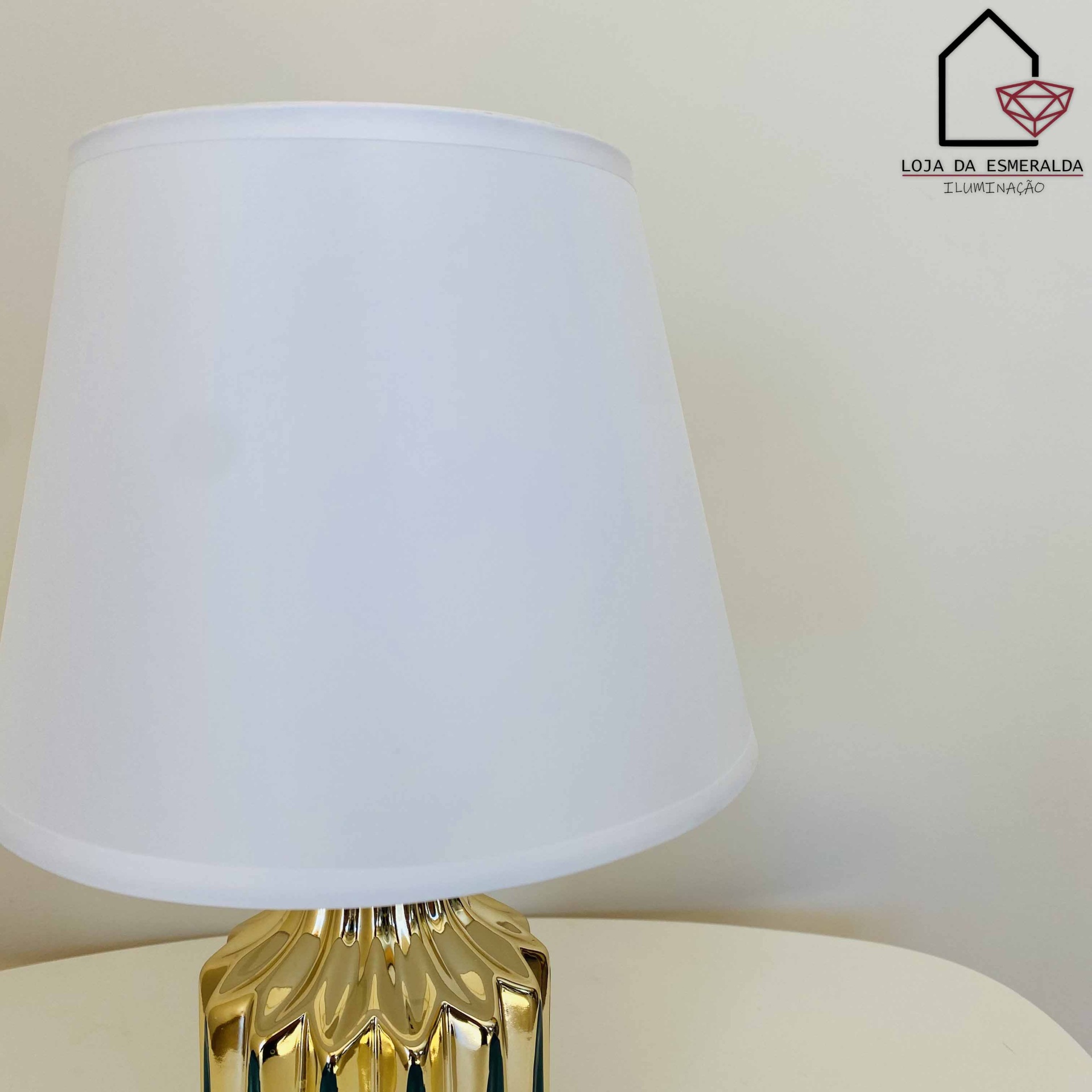 Candeeiro de mesa com base dourada e cúpula branca